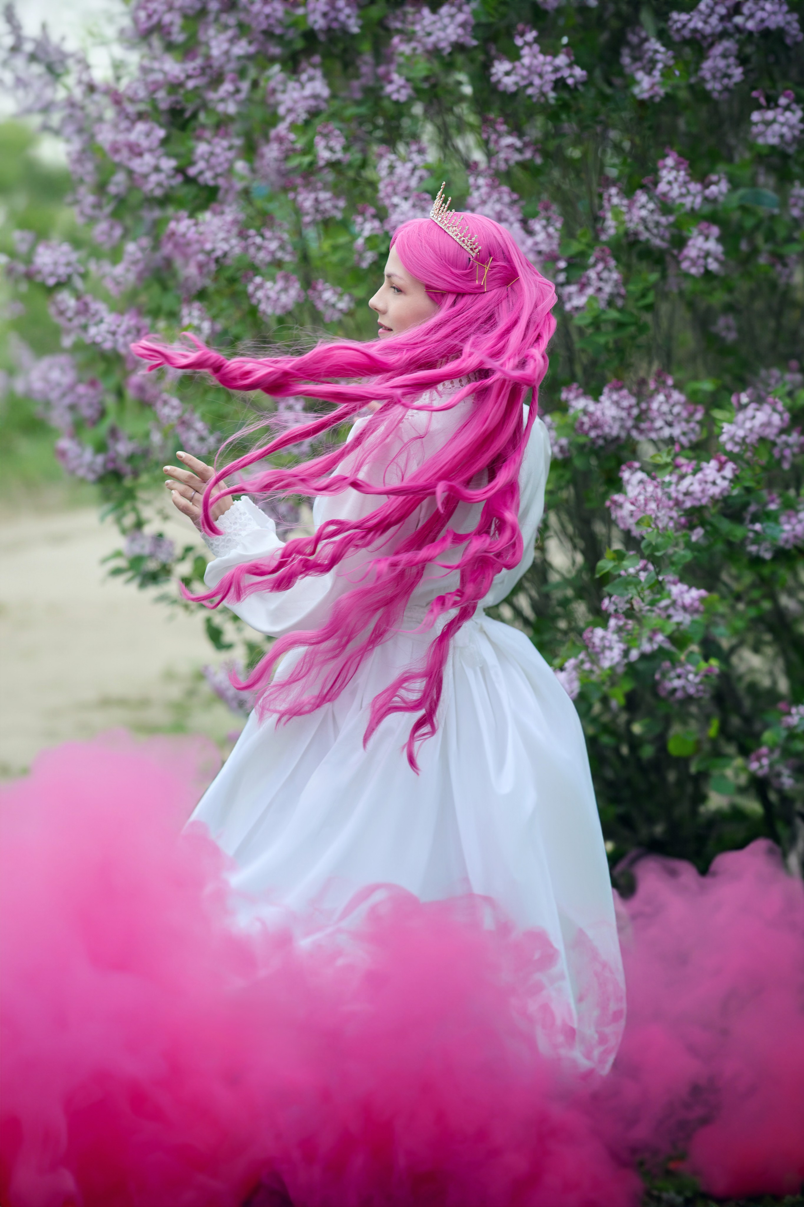 Косплей розоволосой принцессы с ярким цветным дымом в Находке