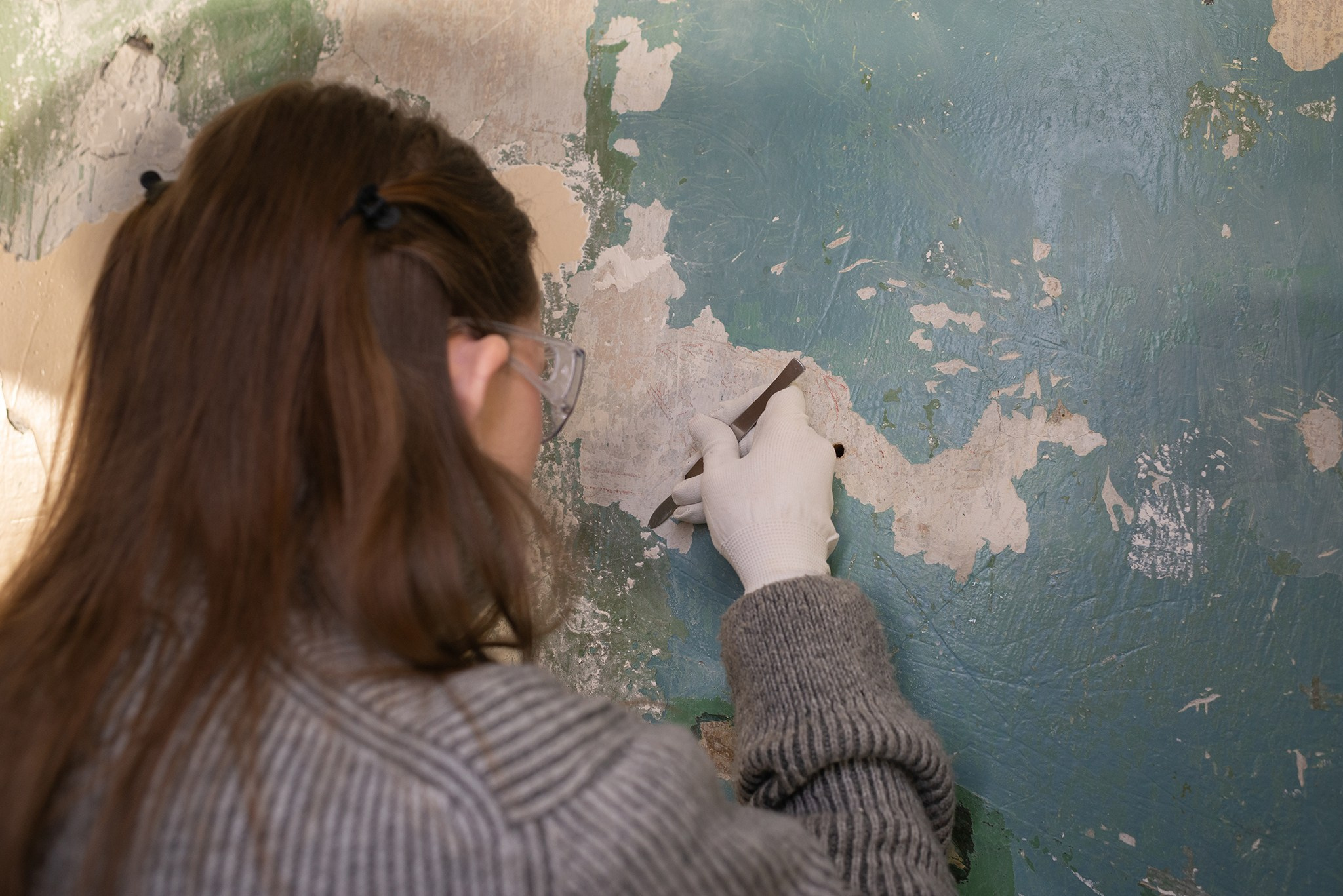 Фонд «Внимание». Расчистка росписей на Лахтинской 3. Репортажный фотограф в Санкт-Петербурге Анастасия Клёпова