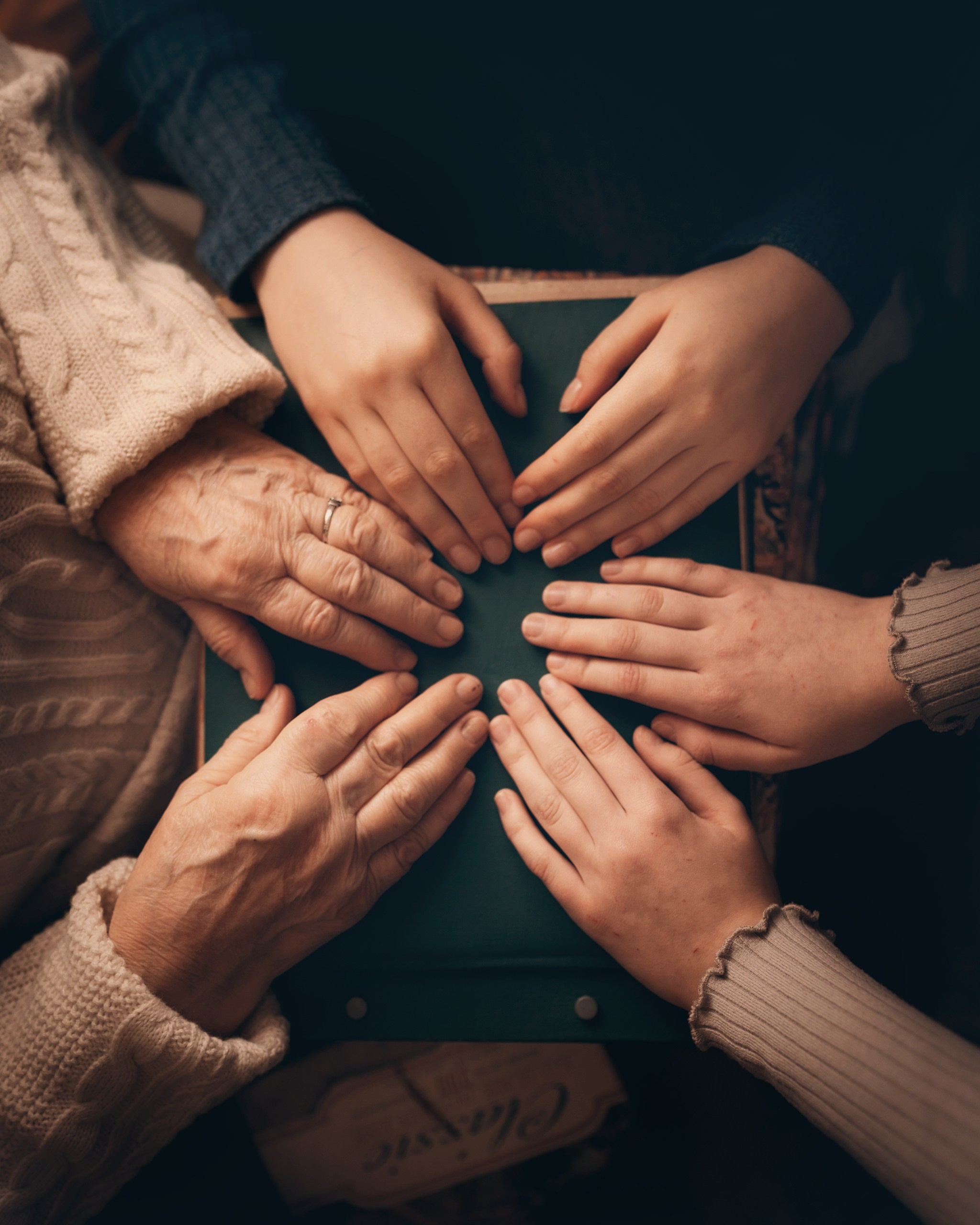 Домашняя фотосессия — бабушка с внучками. Детский и семейный фотограф Елена Михайлова в Москве