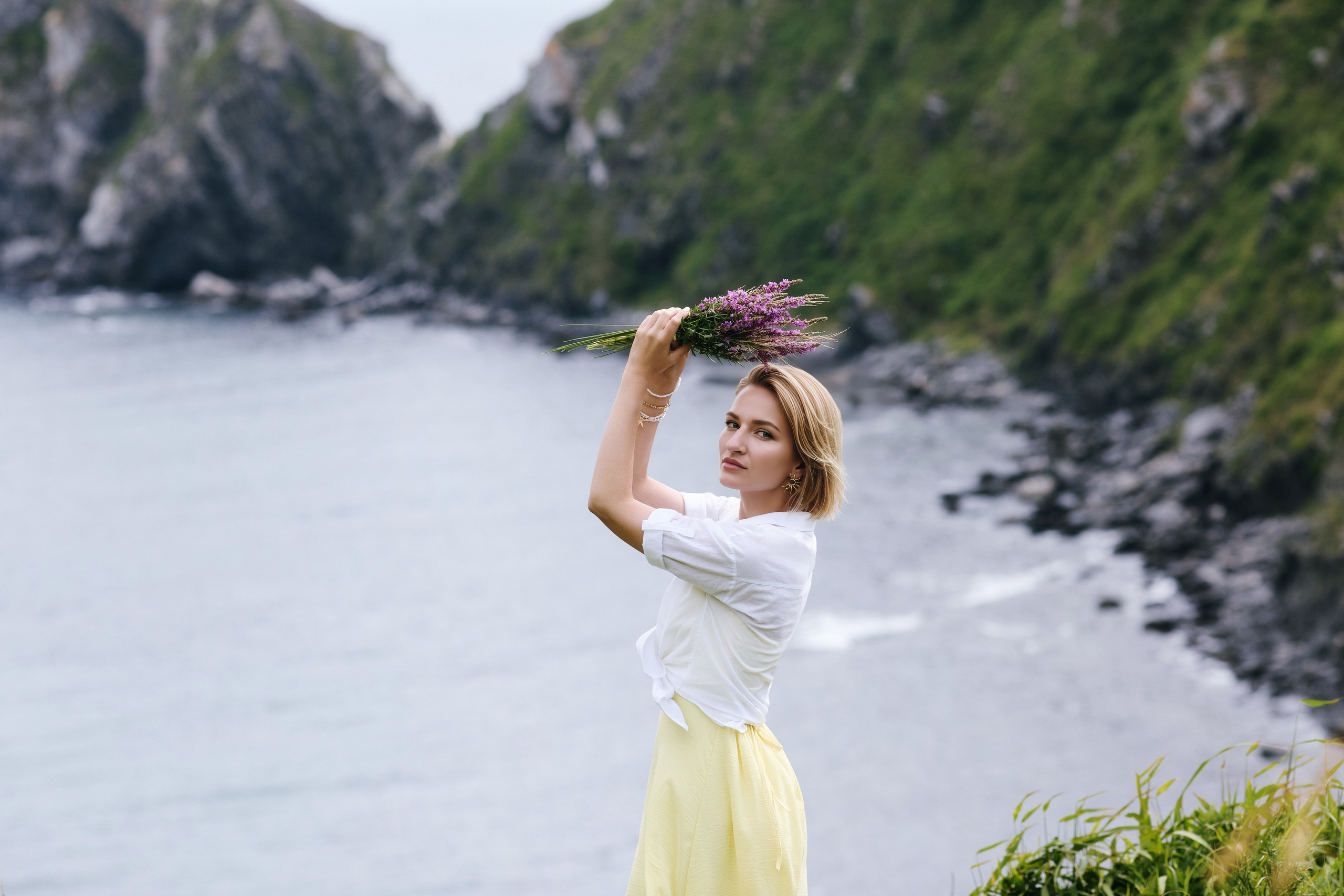 Женская фотосессия на фоне моря и скал на мысе Тунгус в Находке, фотограф Олег Мороз