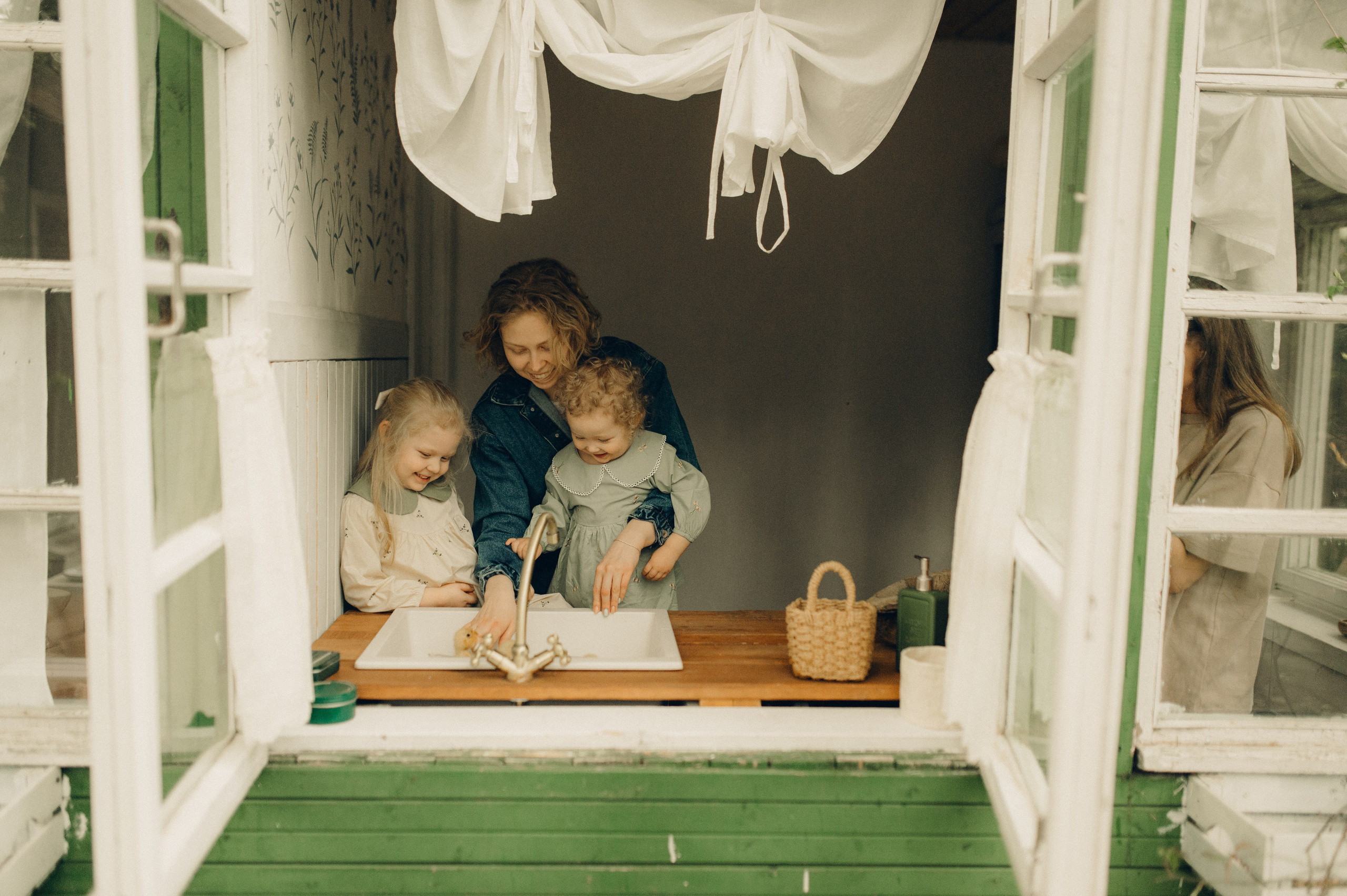 Весна в ладошках. Семейный фотограф в Москве Екатерина Денисенко | Фотосессии без постановки дома и в студии