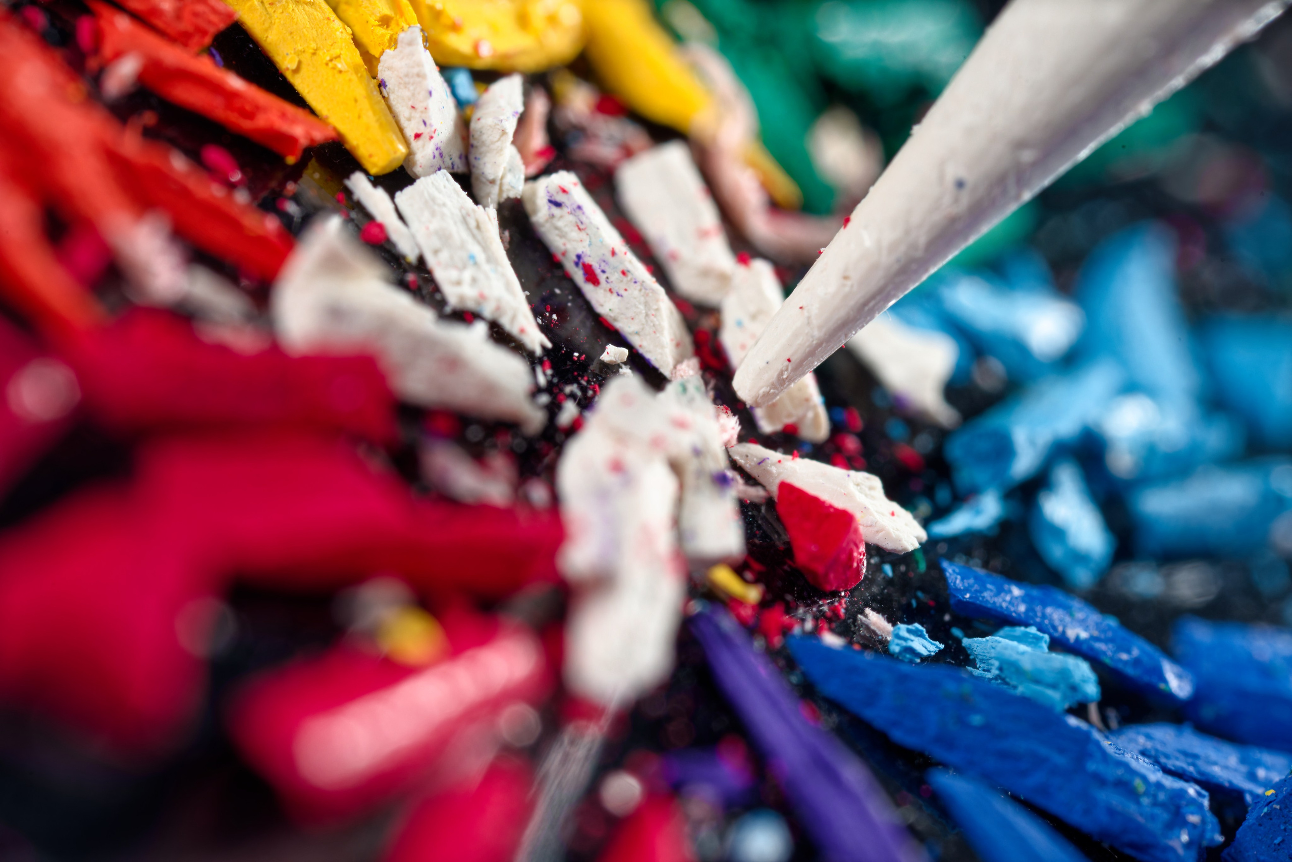 Цветные расколотые грифели карандашей с большим увеличением