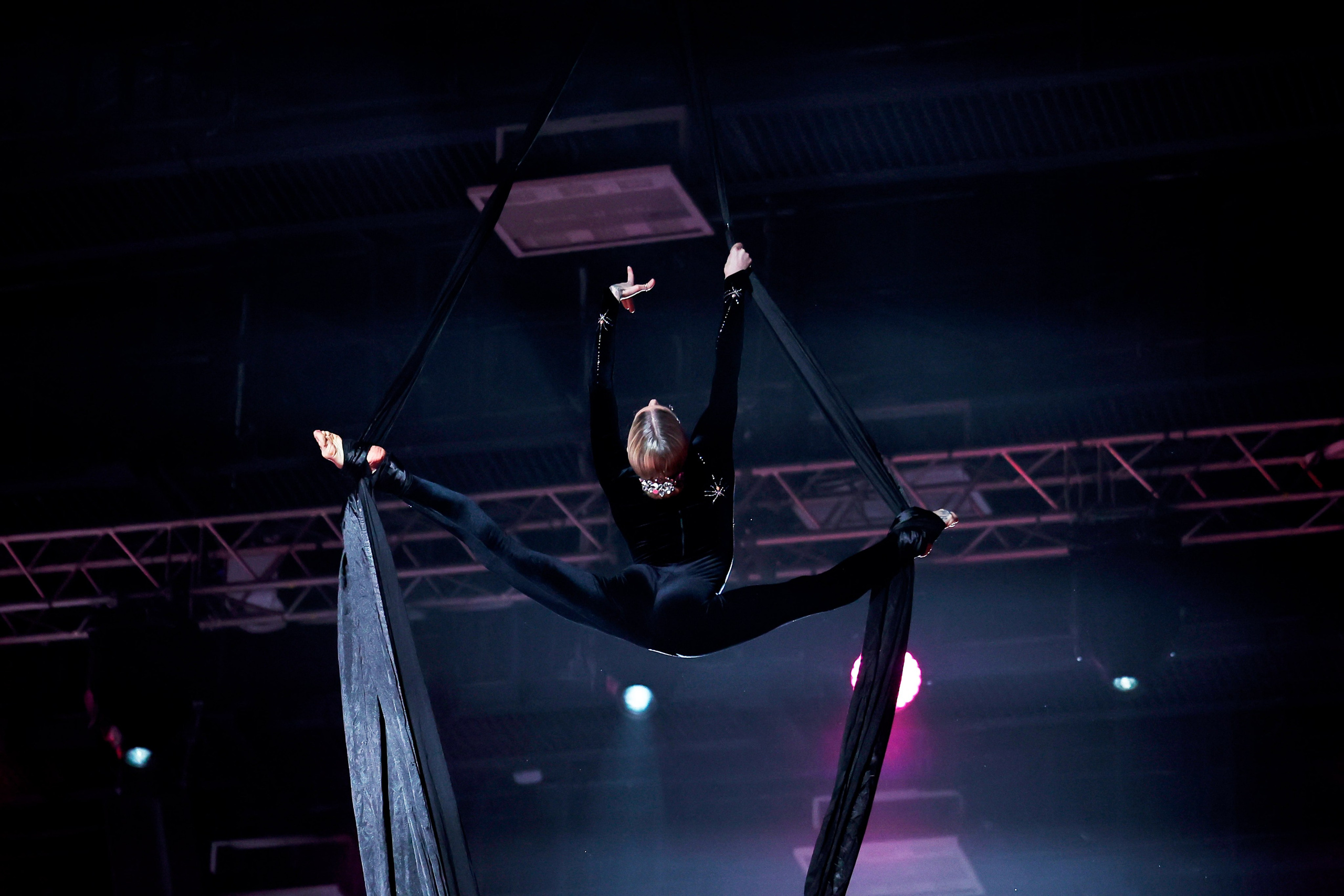 «Дуэль» Шоу Светланы Хоркиной 07.04.2024. Спортивный и репортажный фотограф Антон Тереханов