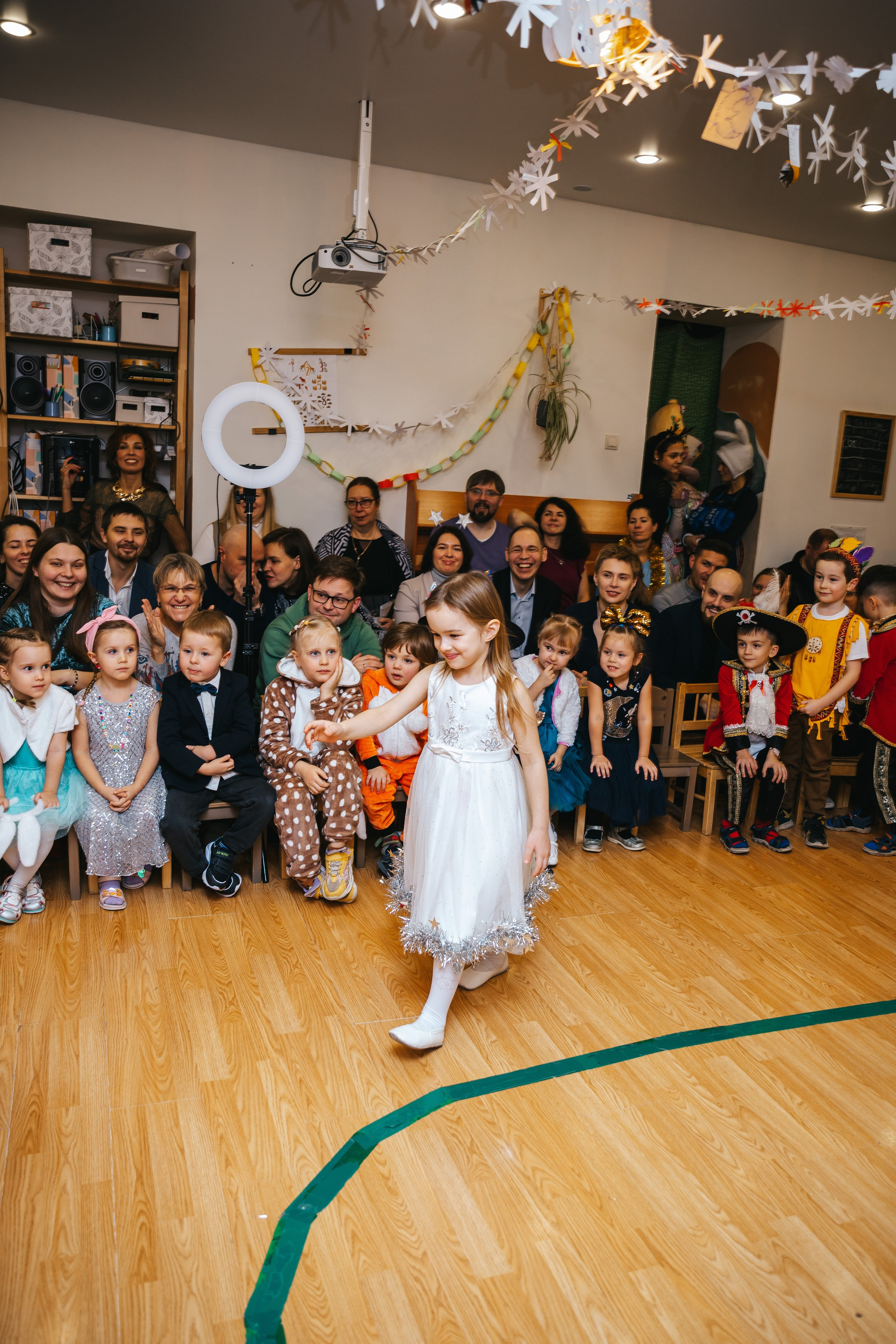 Новогодний утренник в Монтессори-садике. Семейный lifestyle фотограф в Санкт-Петербурге Людмила Пахомова