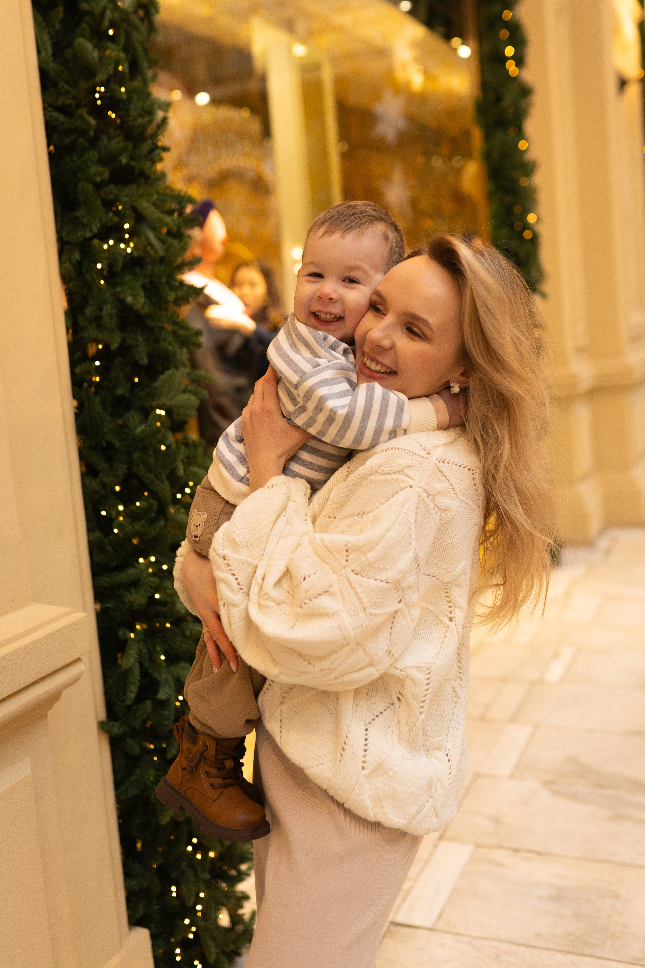 Павел, Егор и Наталия на ГУМ Ярмарке. Свадебный фотограф в Москве Анна Полушина