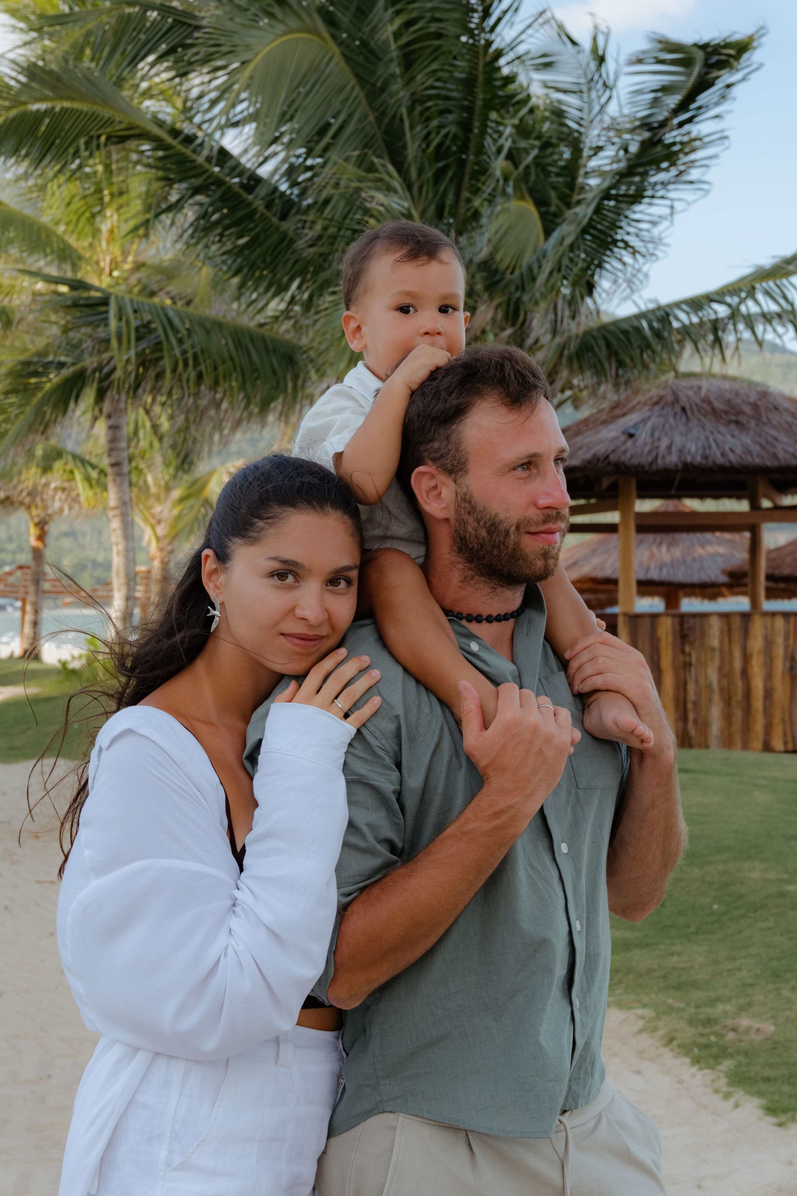 Mother and daughters. Portrait photographer Nha Trang | Julia Meshanina