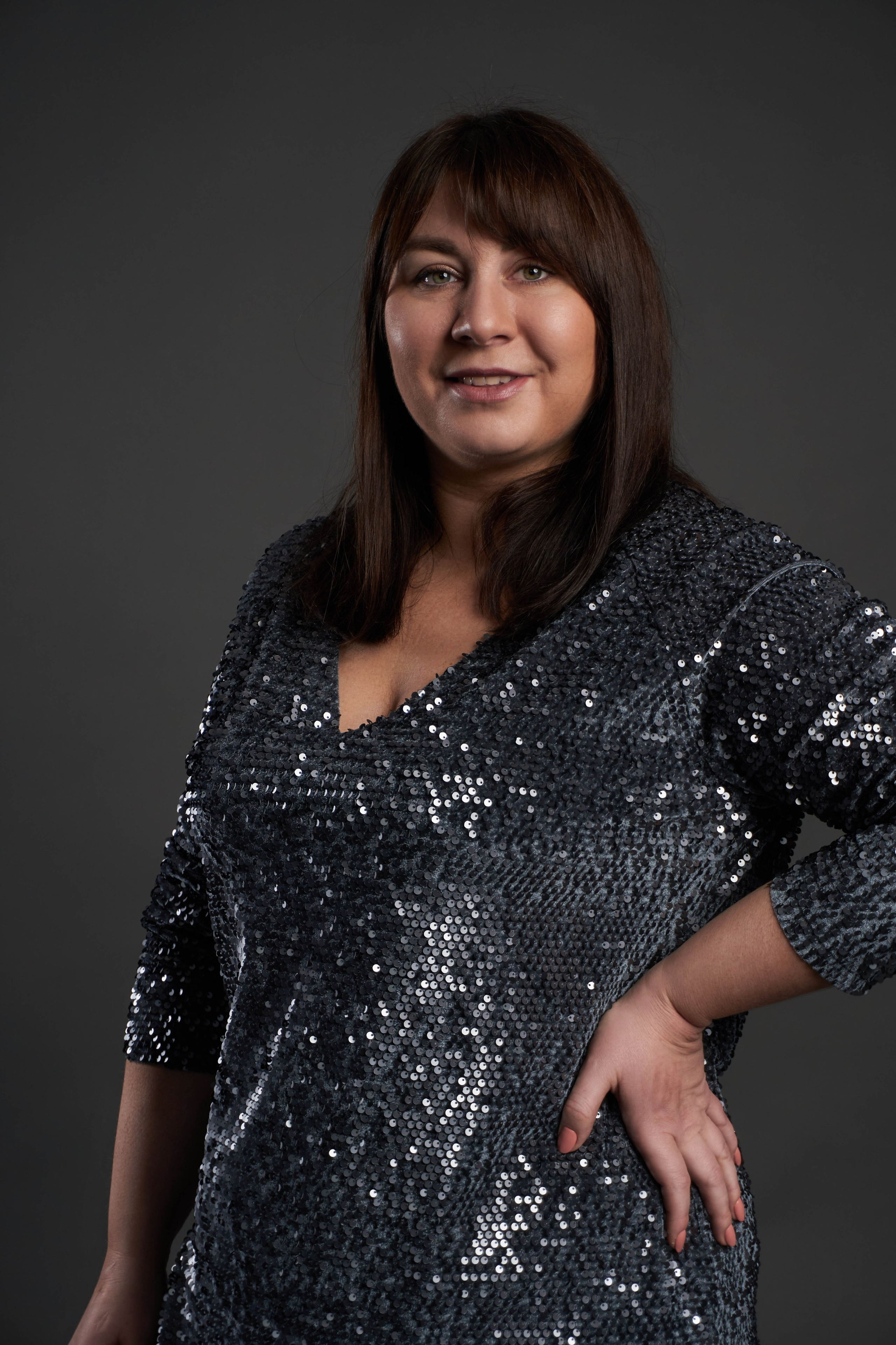 Фигуристая девушка позирует для портфолио