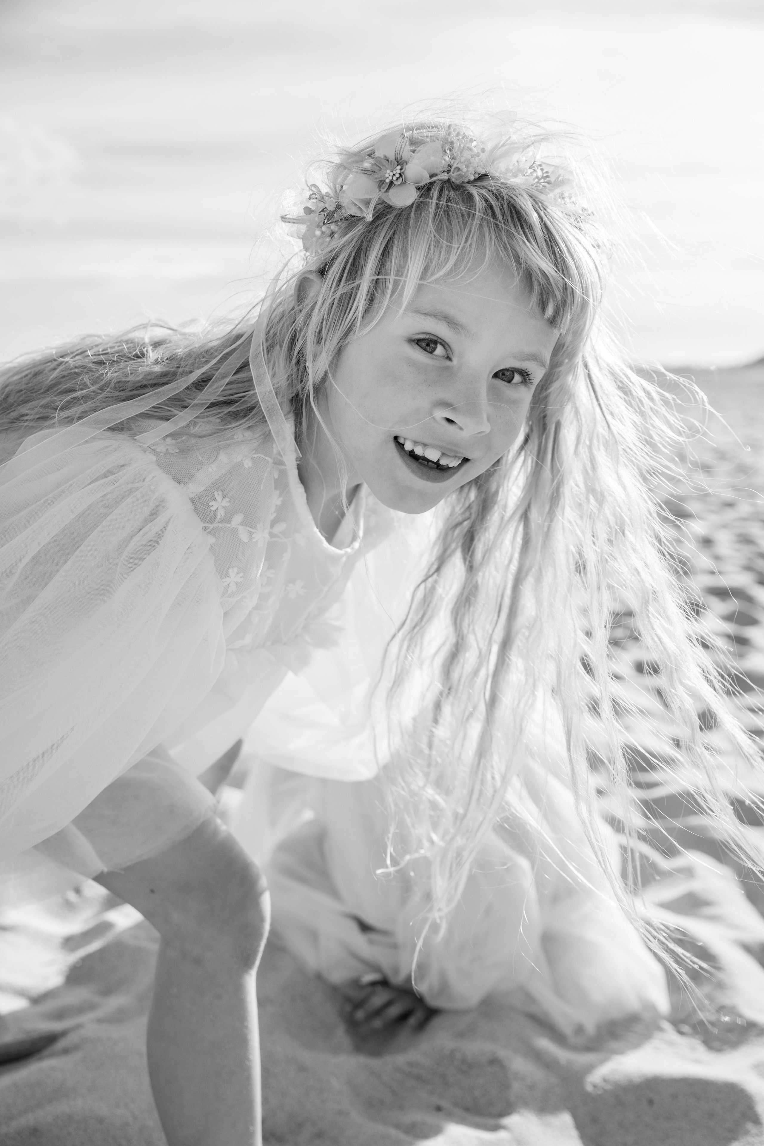 Family on the ocean. Professional Photographer in Portugal. Oksana Lomnova
