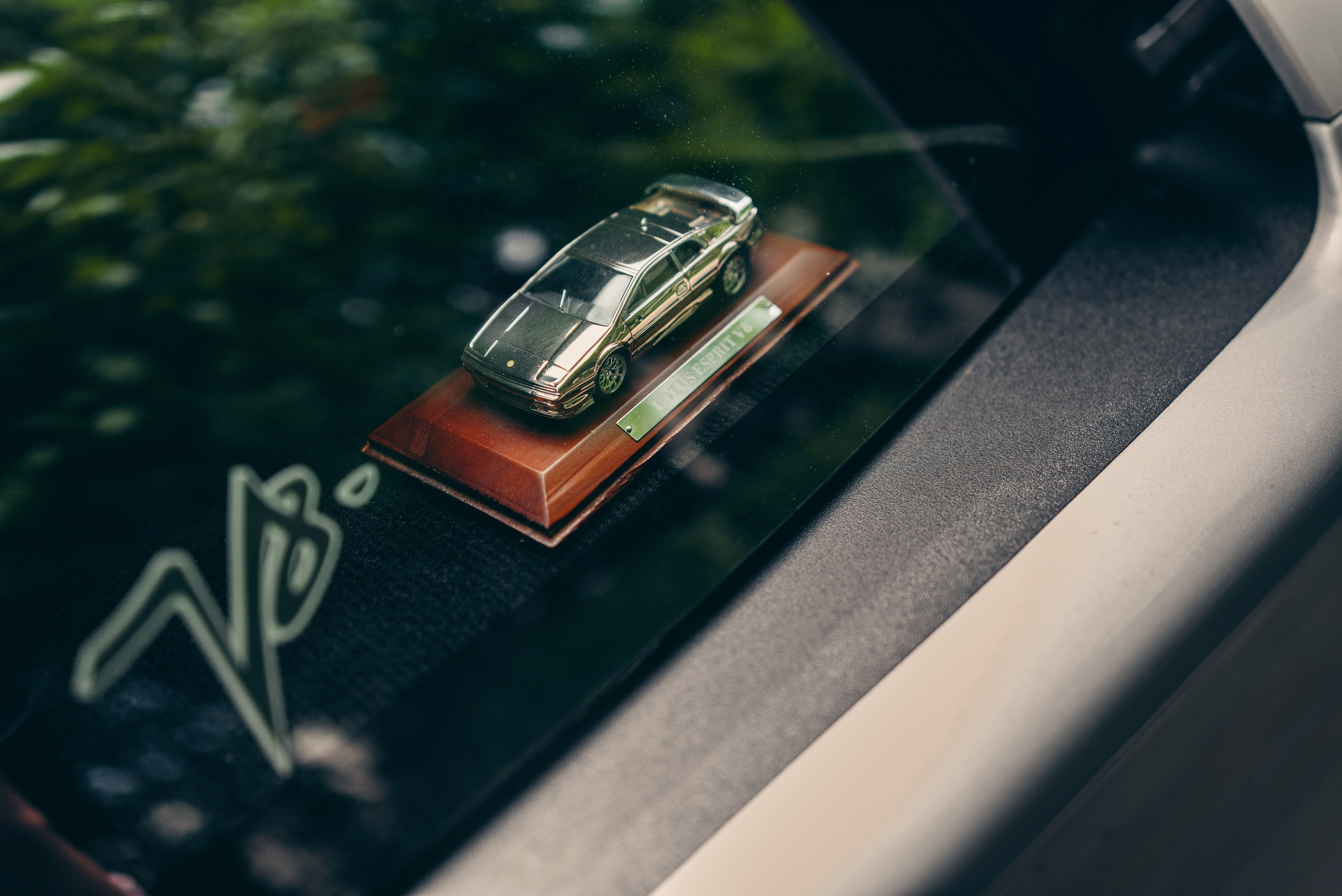 Lotus Esprit V8 lotuscars.ru. DeLorein