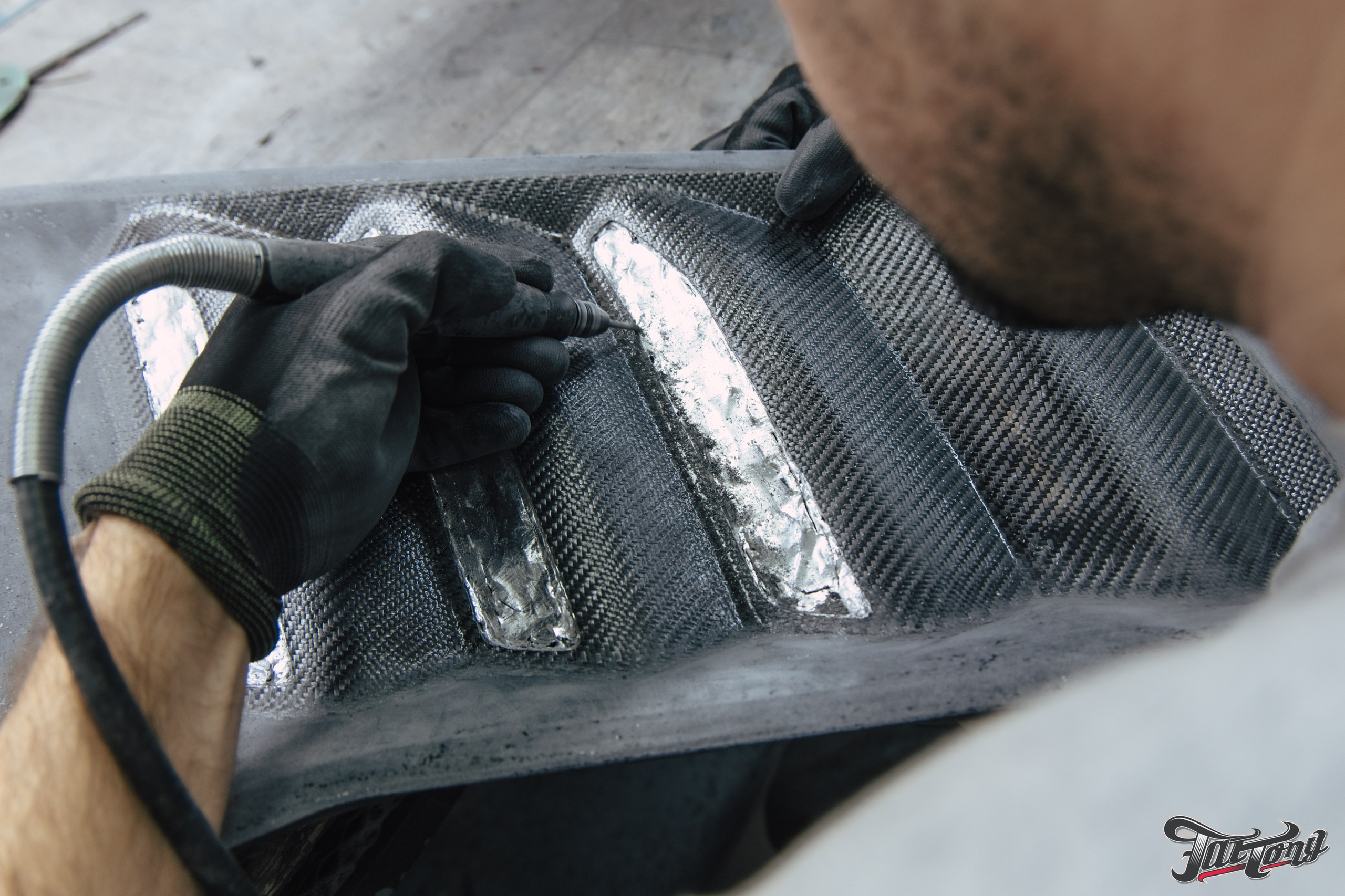 Ram TRX ламинация карбоном внешних элементов кузова, салона и установка распорки. DeLorein