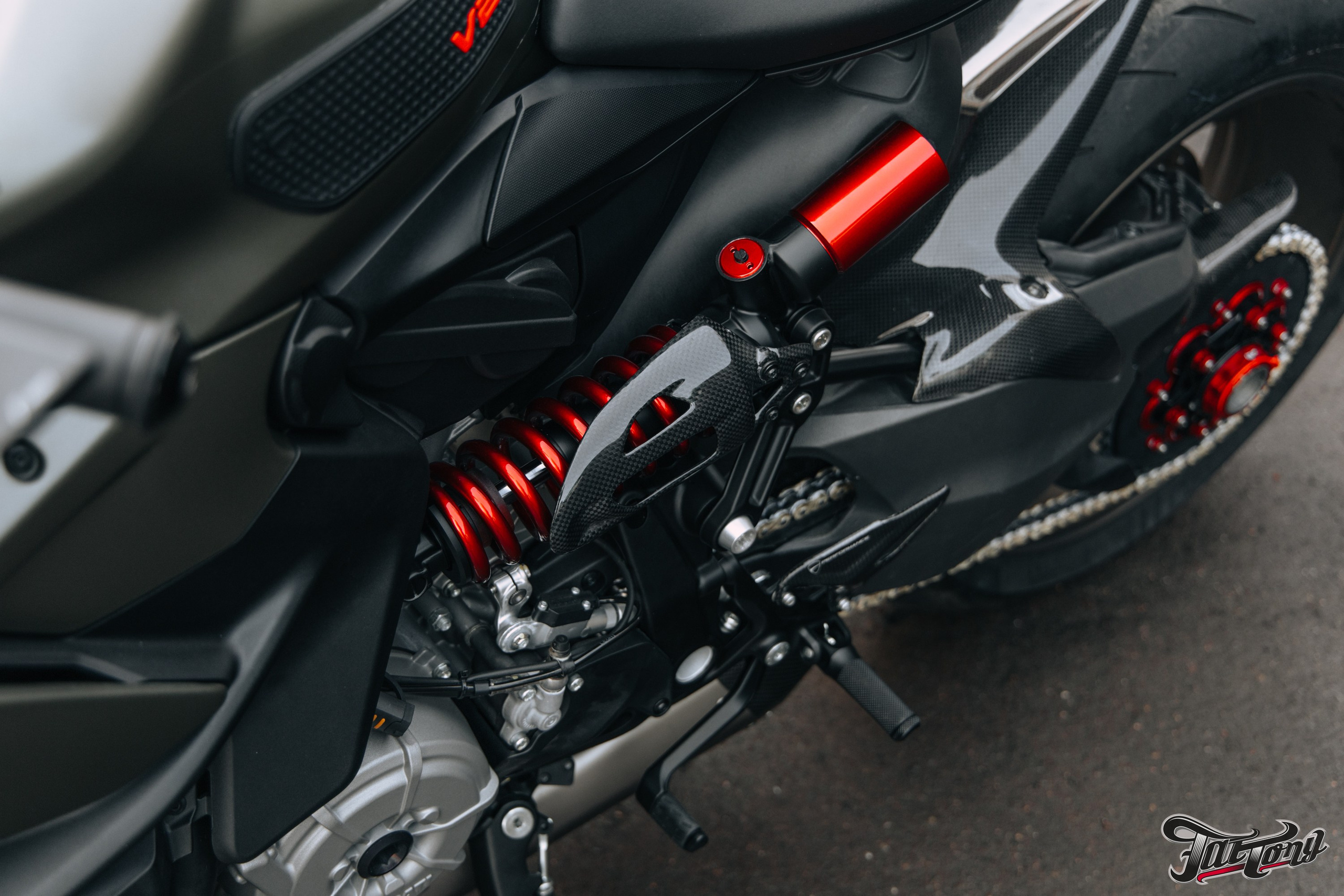 Ducati Streetfighter V2 окрас деталей в красный кэнди и черный мат. DeLorein