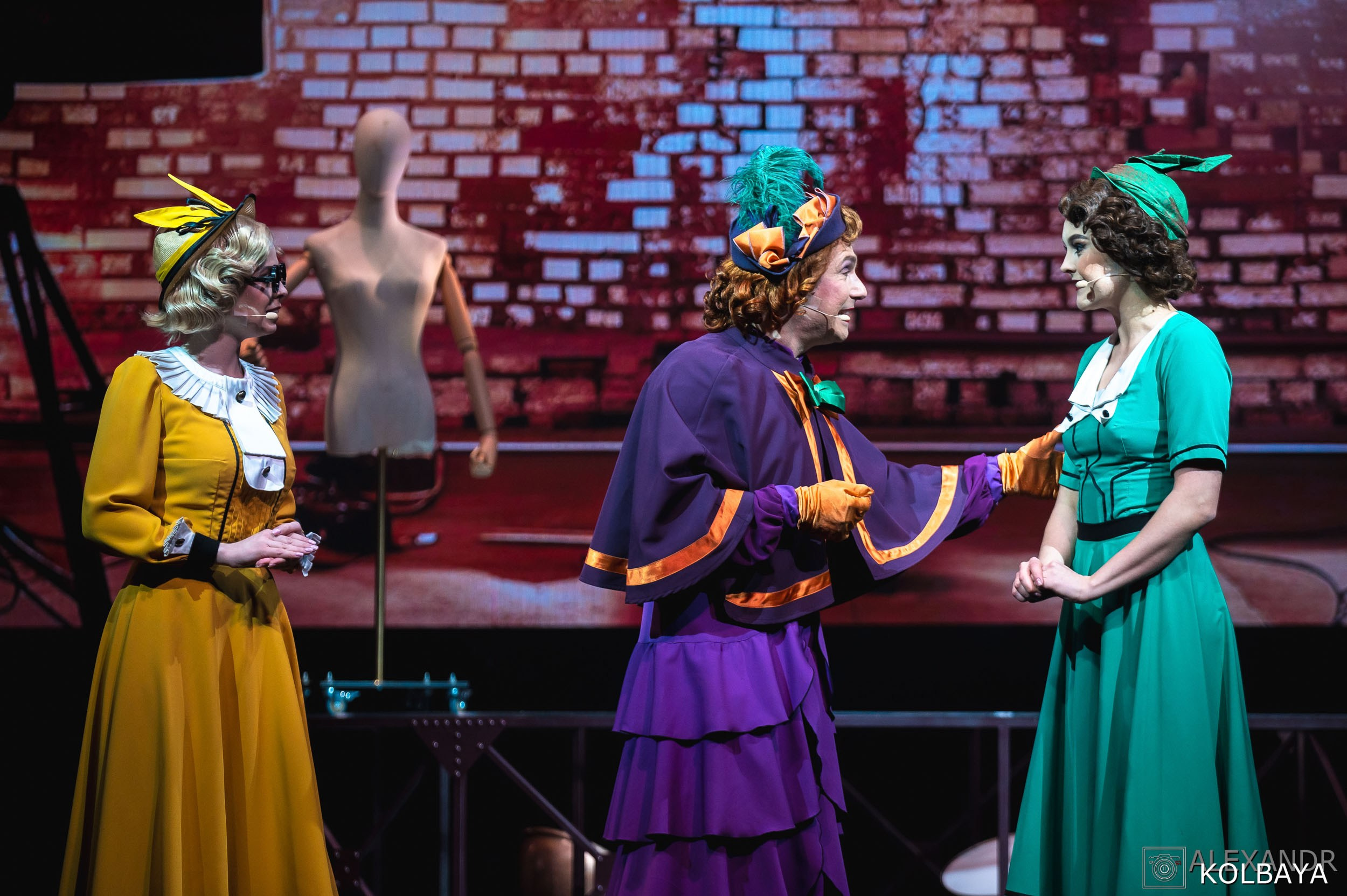 Фотографии со спектакля «Привет, я тетя Чарли». Концертный и театральный репортажный фотограф в Москве Александр Колбая
