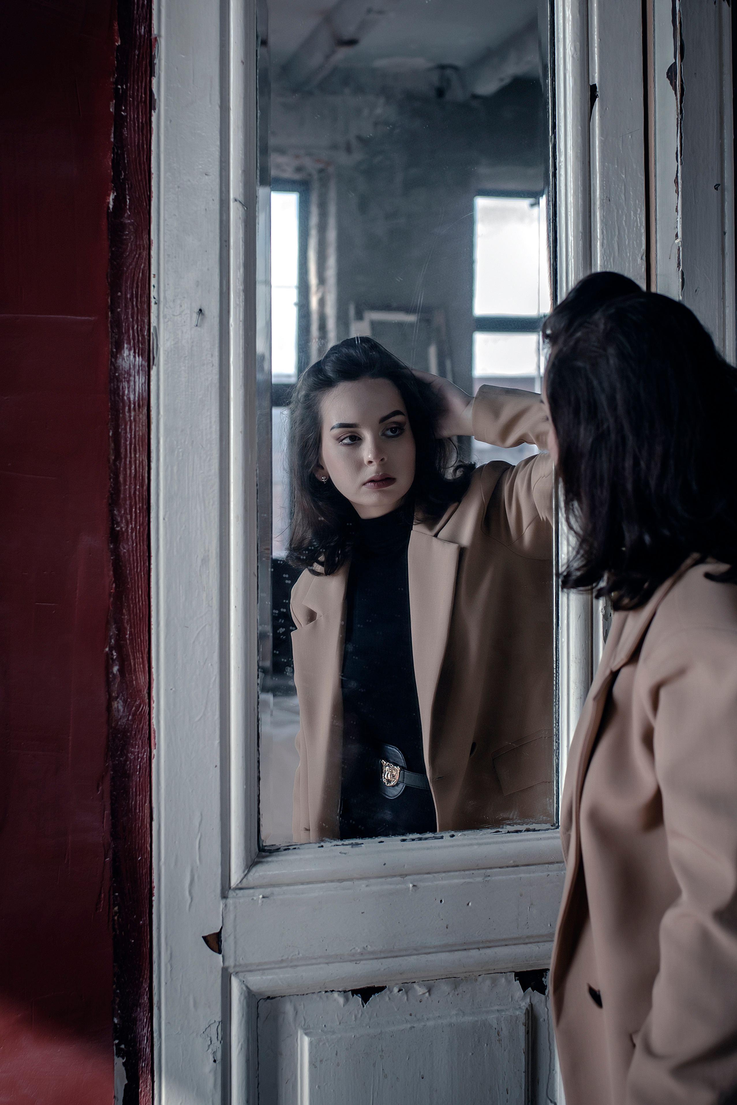 девушка с зеркалом