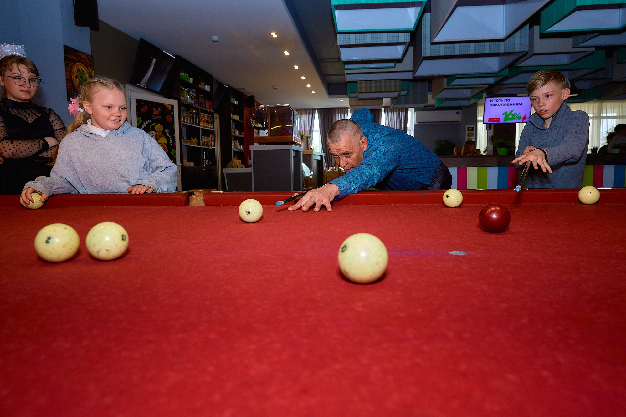 гости отмечают юбилей