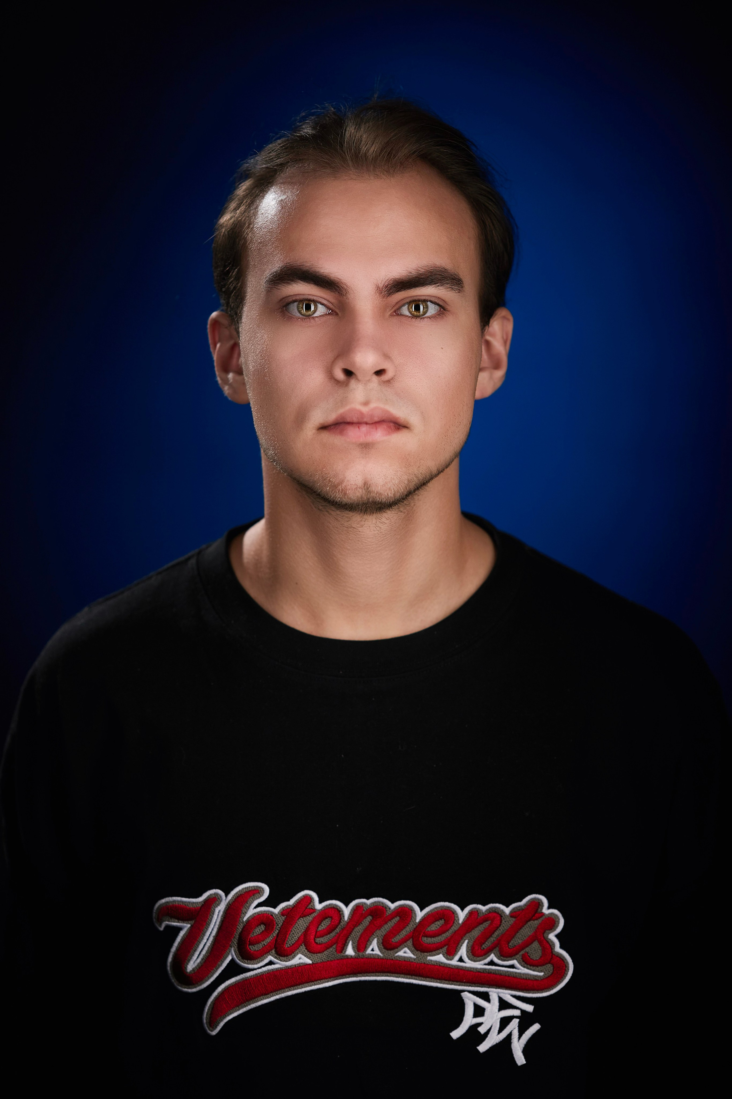 "Профессиональный портрет мужчины в студии""Женский портрет с естественным освещением""Крупный план портрета улыбающейся женщины""Портретная съемка в студии для делового портфолио"Для съемки сотрудников компании:"Группа сотрудников компании на корпоративной фотосессии""Портреты сотрудников офиса для корпоративного сайта""Фотосъемка команды компании в рабочей обстановке""Деловой портрет сотрудника для бизнес-профиля"