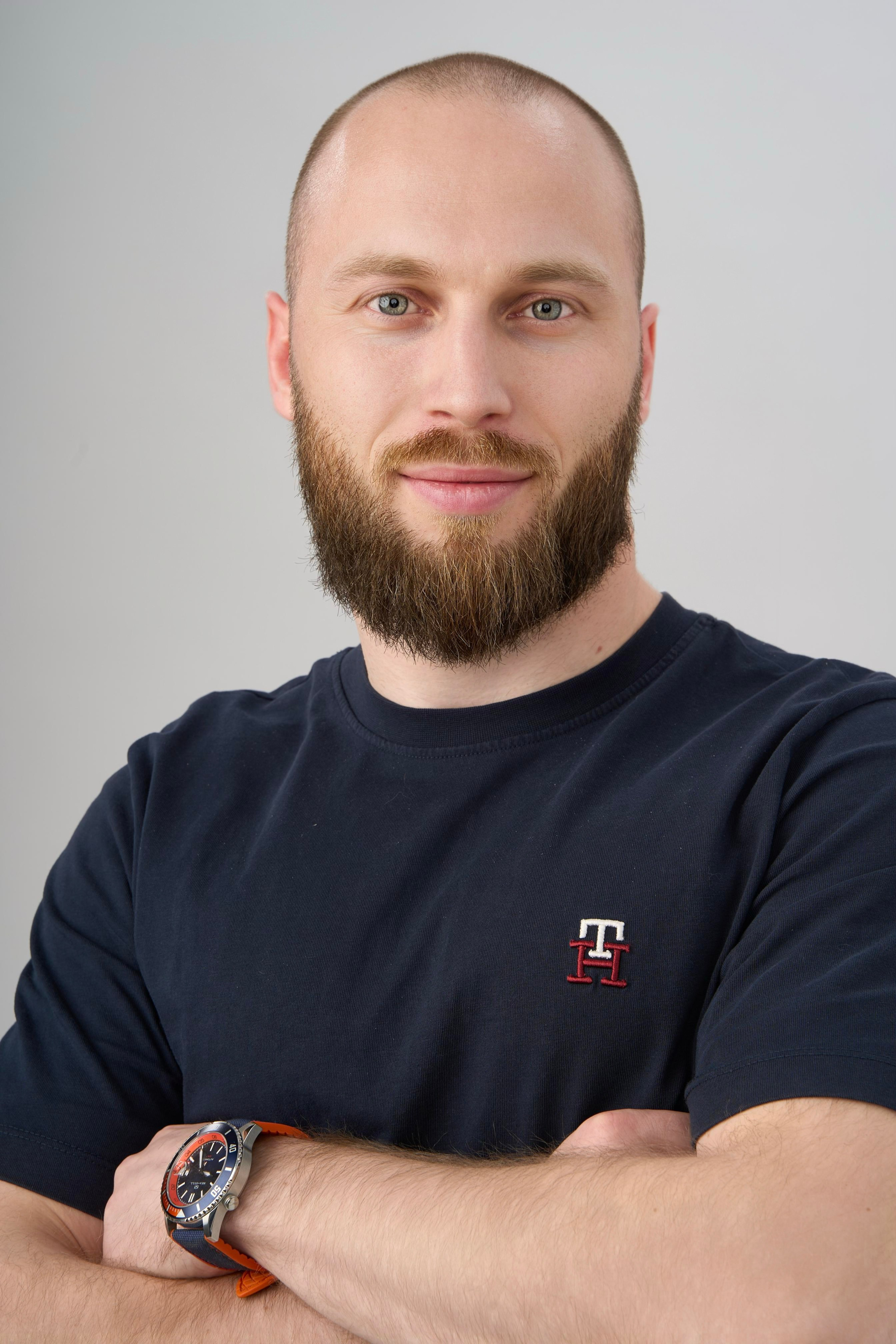 "Профессиональный портрет мужчины в студии""Женский портрет с естественным освещением""Крупный план портрета улыбающейся женщины""Портретная съемка в студии для делового портфолио"Для съемки сотрудников компании:"Группа сотрудников компании на корпоративной фотосессии""Портреты сотрудников офиса для корпоративного сайта""Фотосъемка команды компании в рабочей обстановке""Деловой портрет сотрудника для бизнес-профиля"