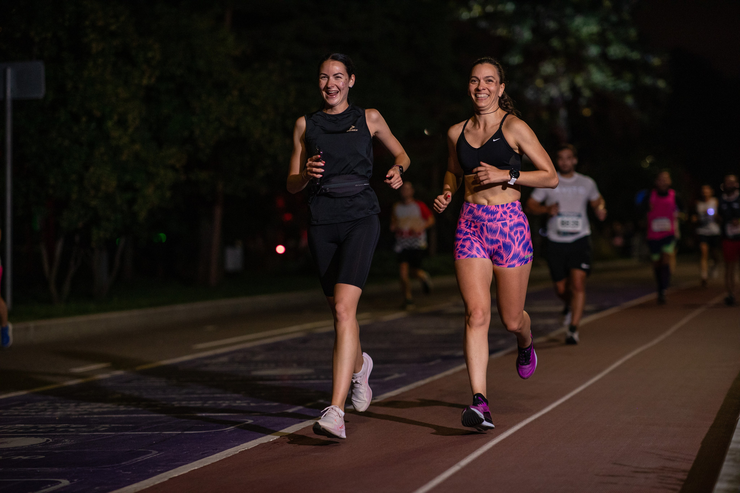 Ночной забег в ленте фотографий бегунов 03.08.24. Фотограф Сергей Ловкий