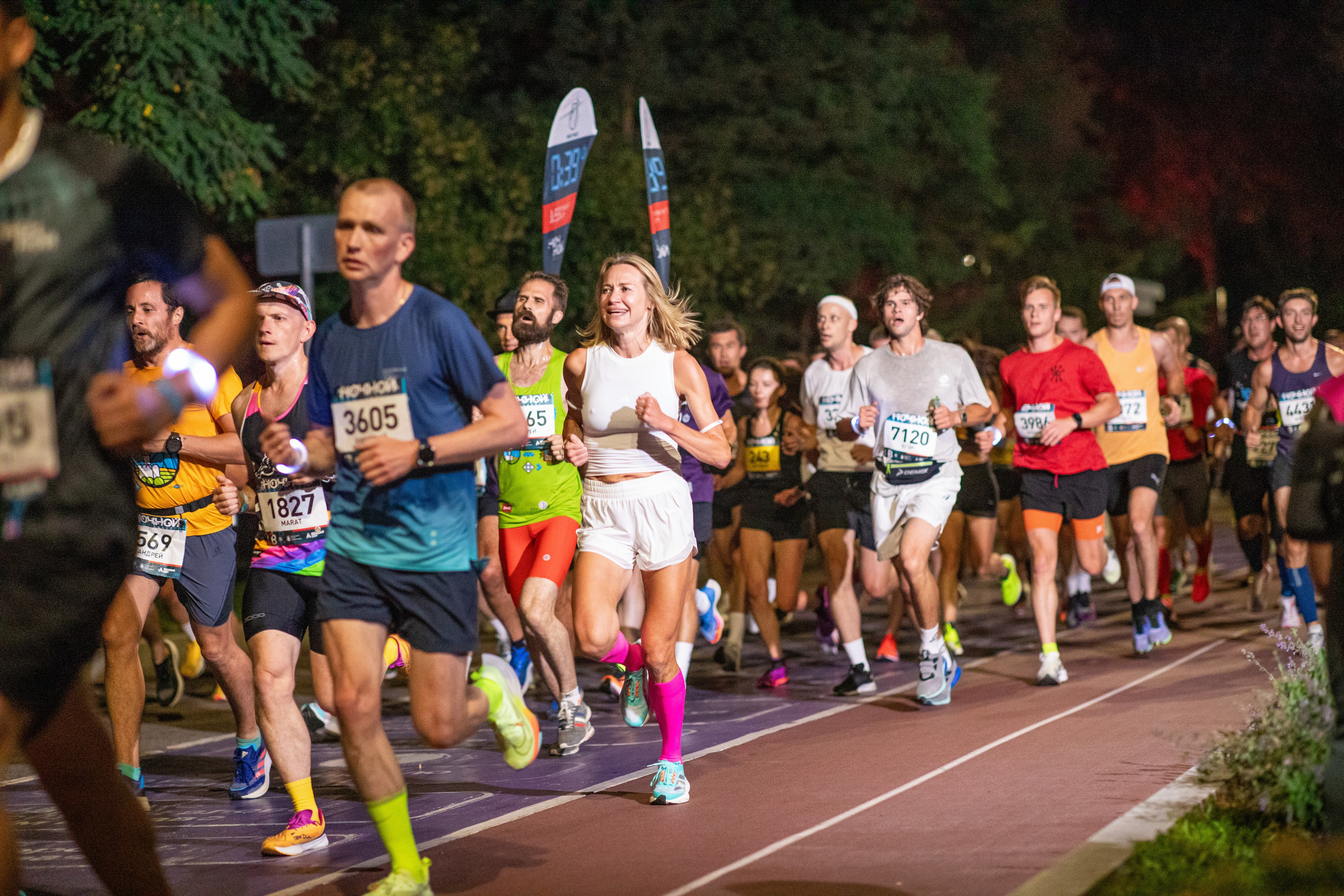 Ночной забег в ленте фотографий бегунов 03.08.24. Фотограф Сергей Ловкий
