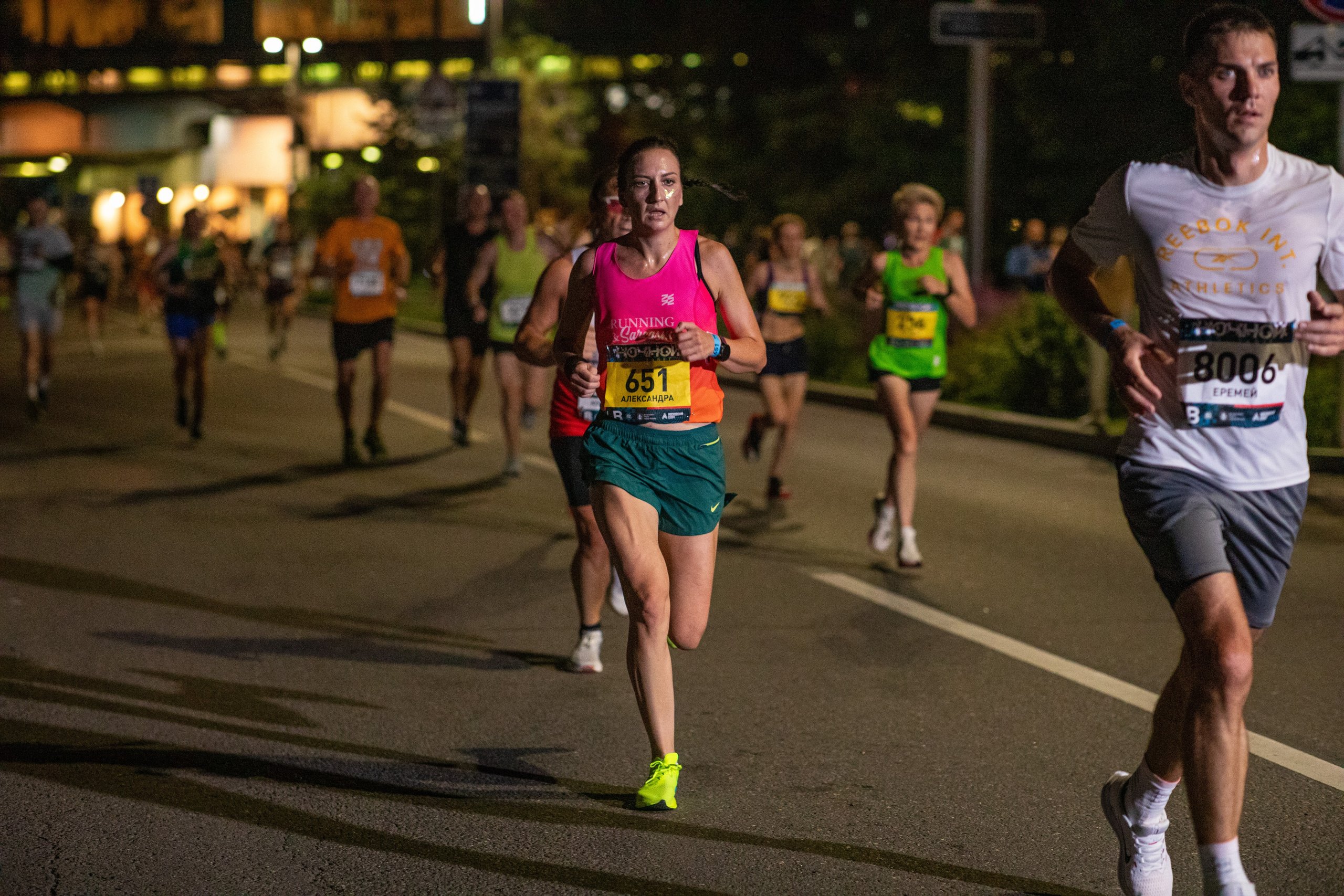 Ночной забег в ленте фотографий бегунов 03.08.24. Фотограф Сергей Ловкий