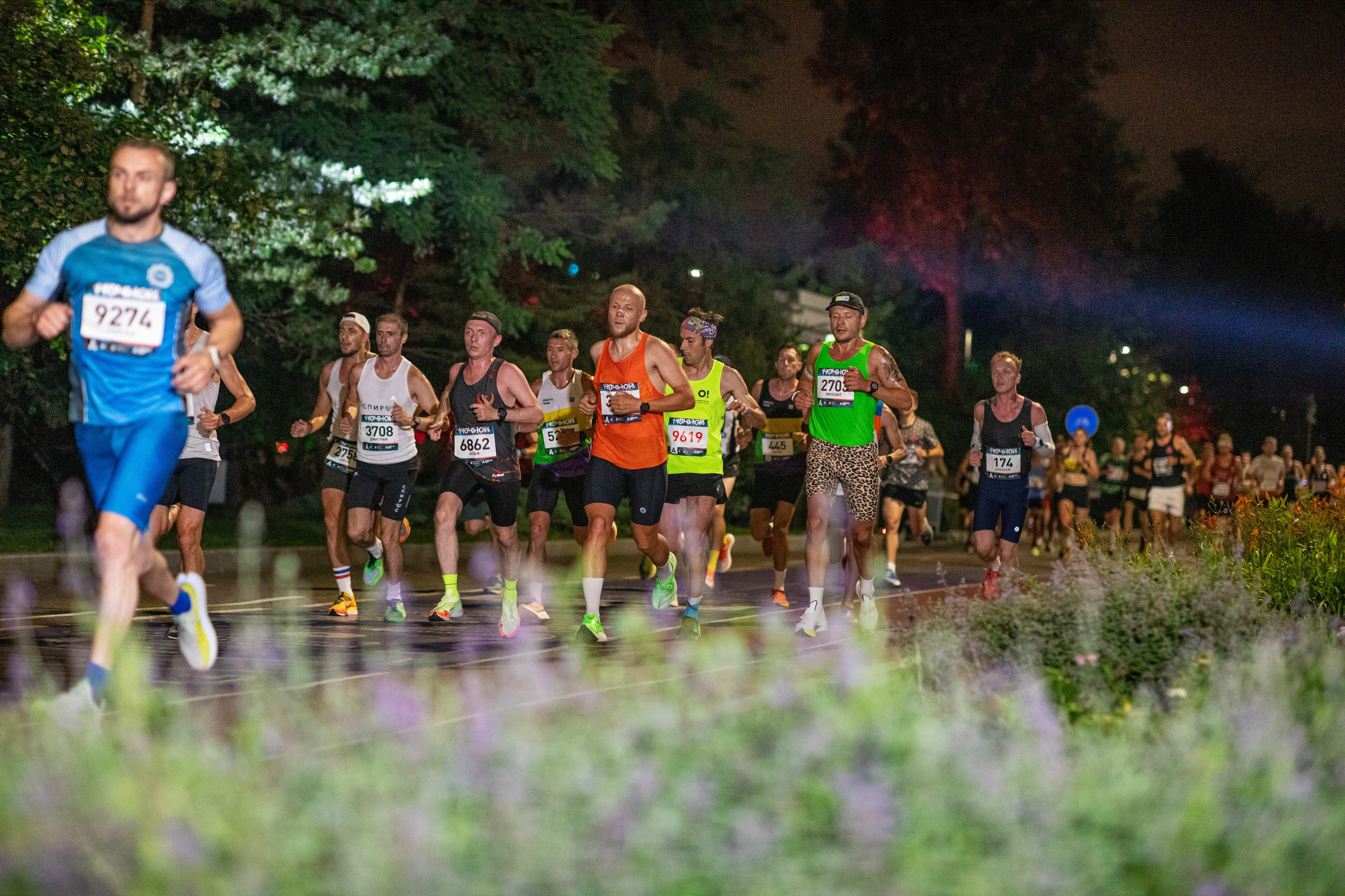 Ночной забег в ленте фотографий бегунов 03.08.24. Фотограф Сергей Ловкий