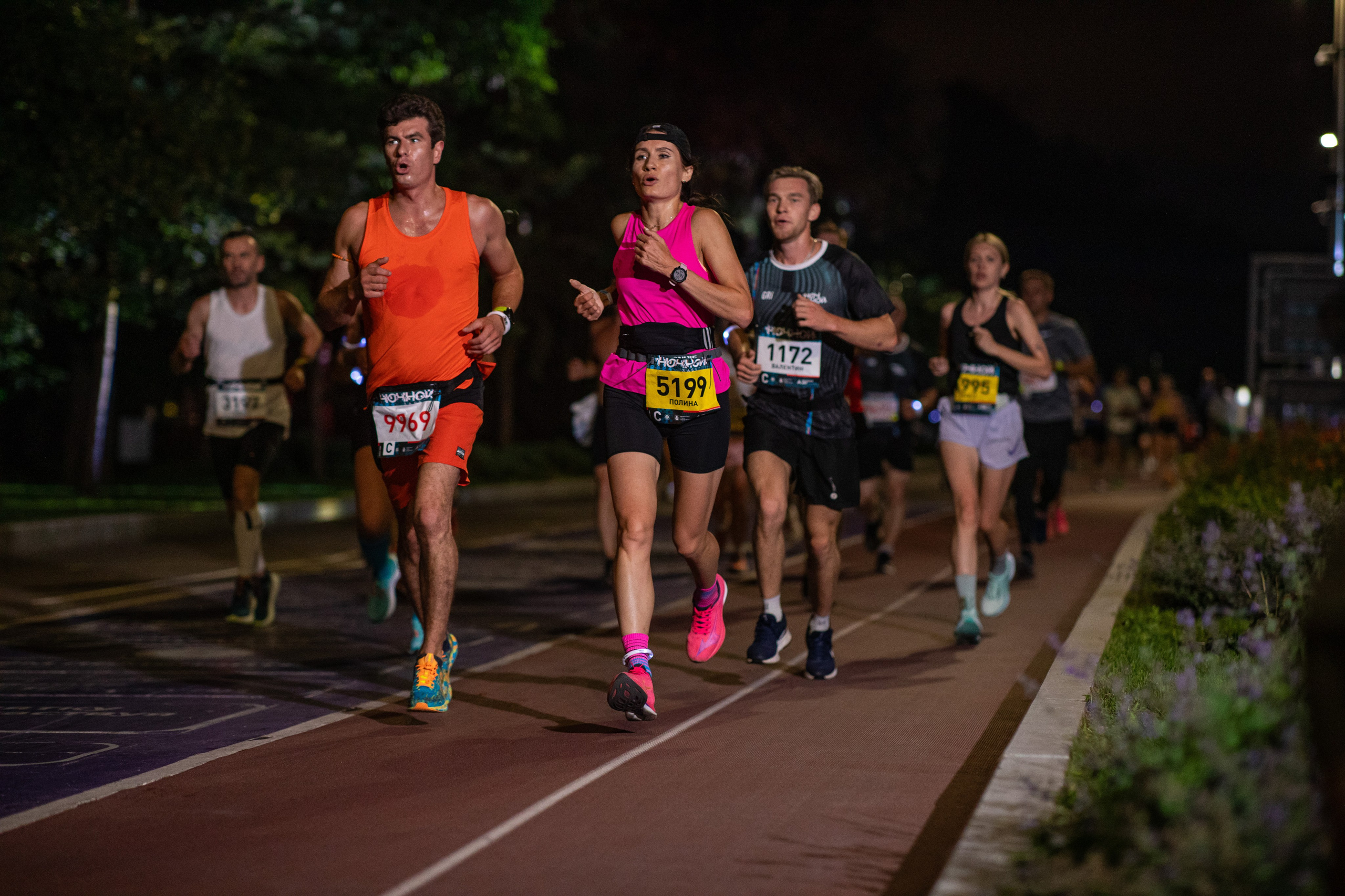Ночной забег в ленте фотографий бегунов 03.08.24. Фотограф Сергей Ловкий