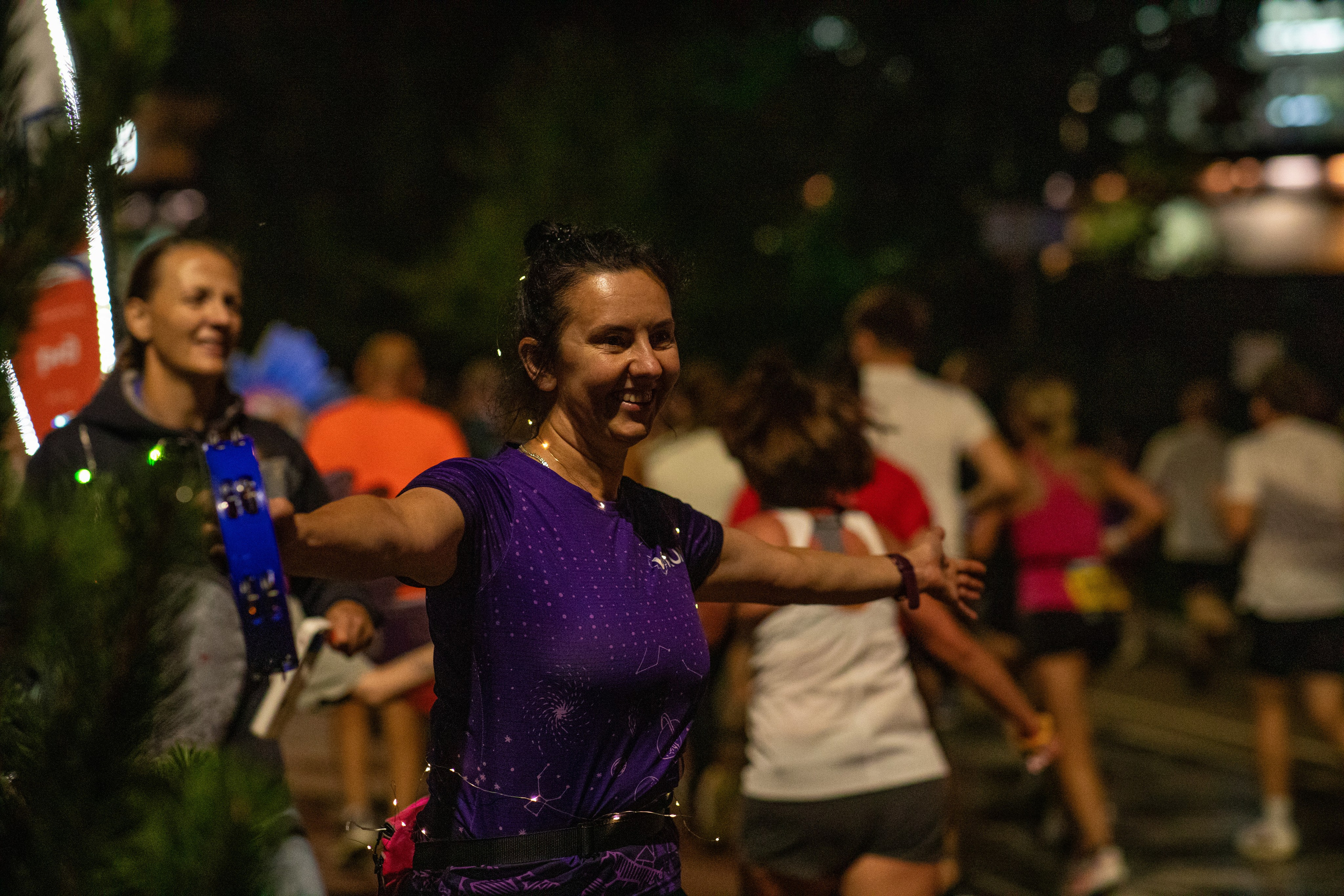 Ночной забег в ленте фотографий бегунов 03.08.24. Фотограф Сергей Ловкий