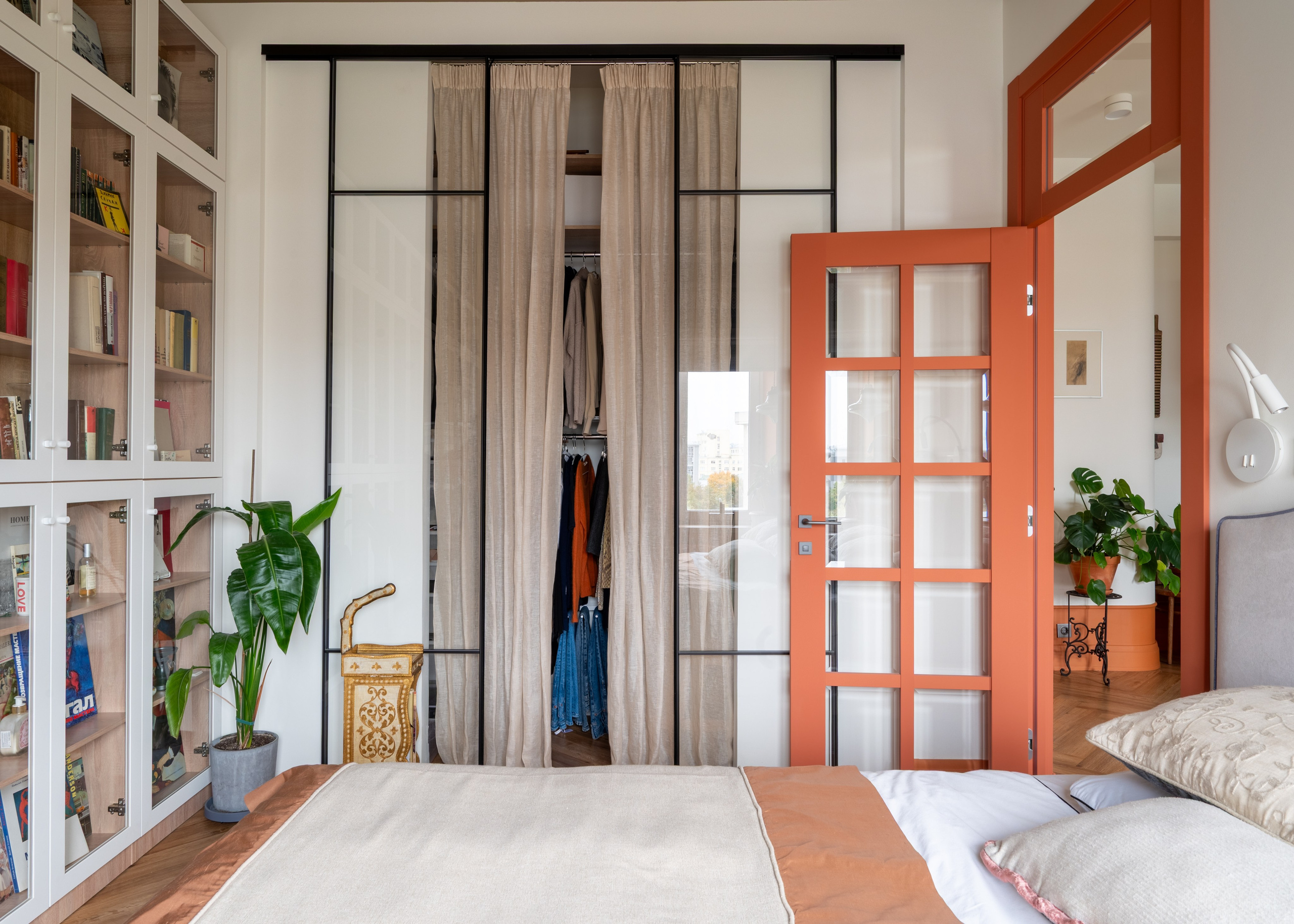 Спальня в минималистичном стиле, проект «Орликов», фотограф Артур Попов.