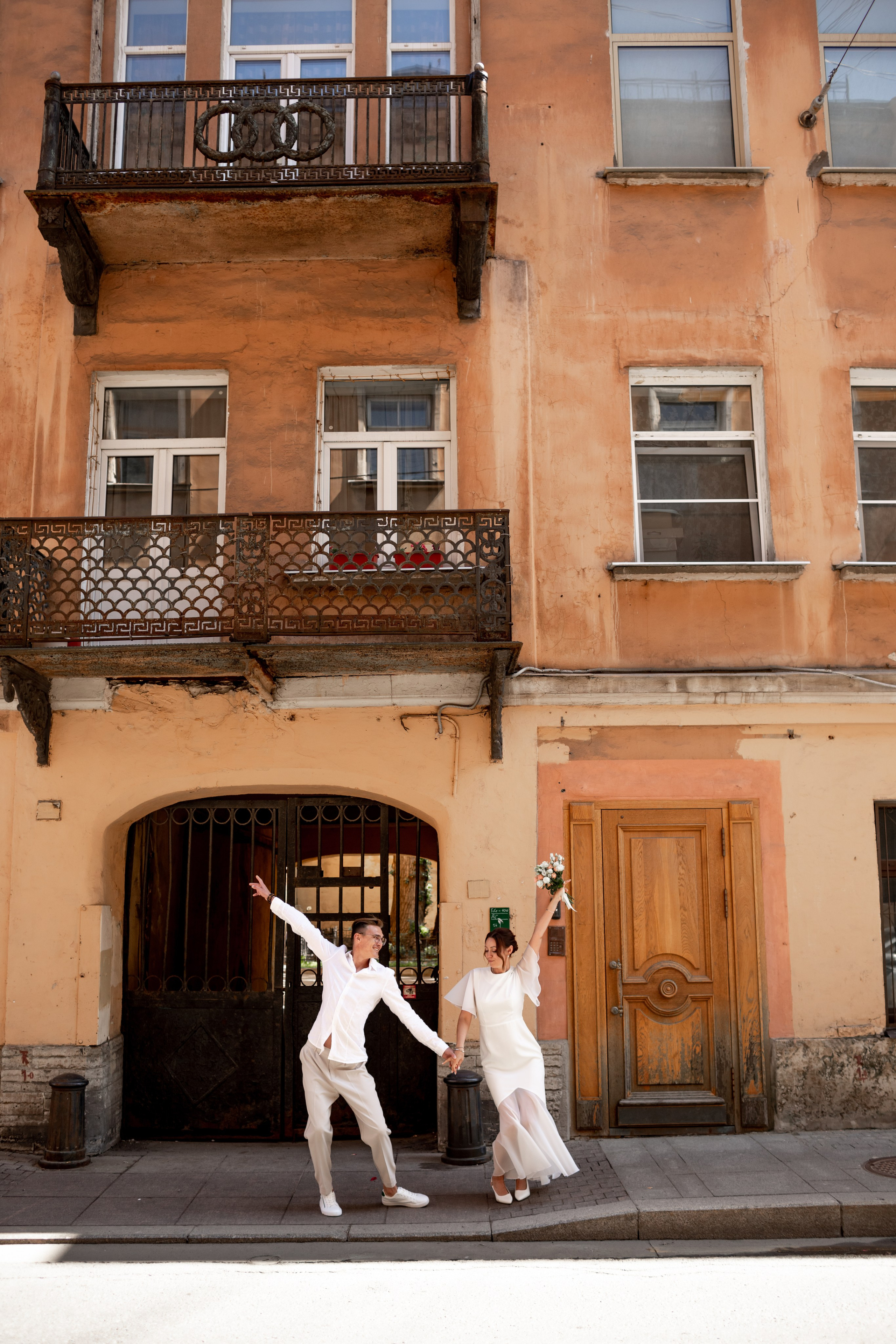 Свадебная фотопрогулка по улицам Петербурга. Свадебный фотограф Кирилл Белый