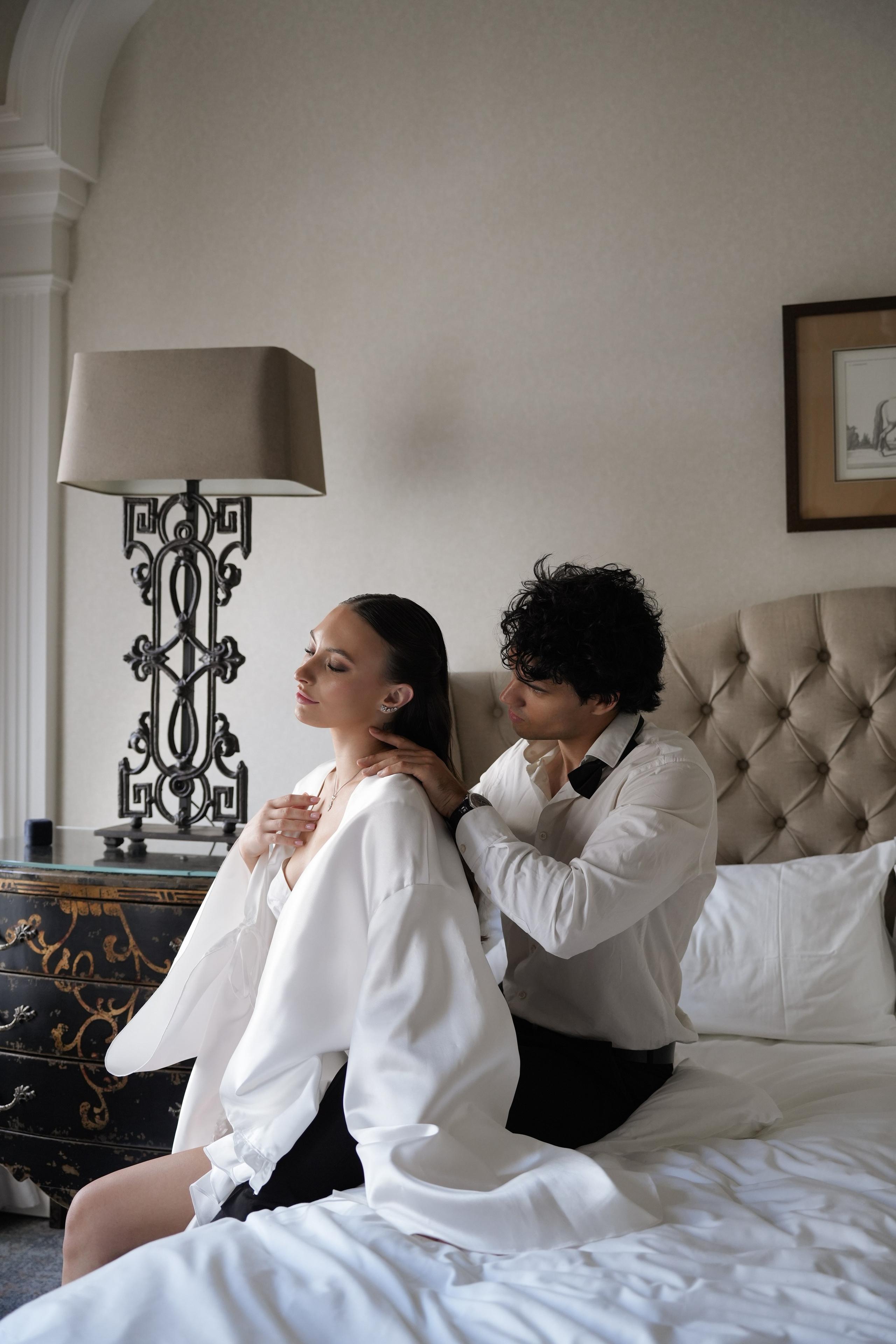 Свадебная фотосессия утра невесты и жениха в отеле Амбассадори