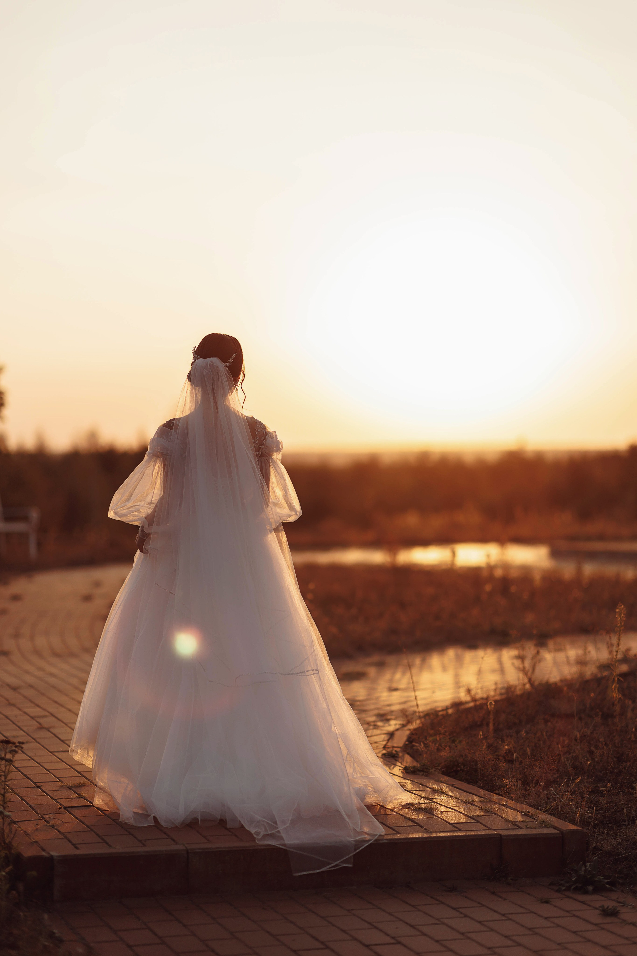 Невеста на закате на свадебной фотосессии на природе