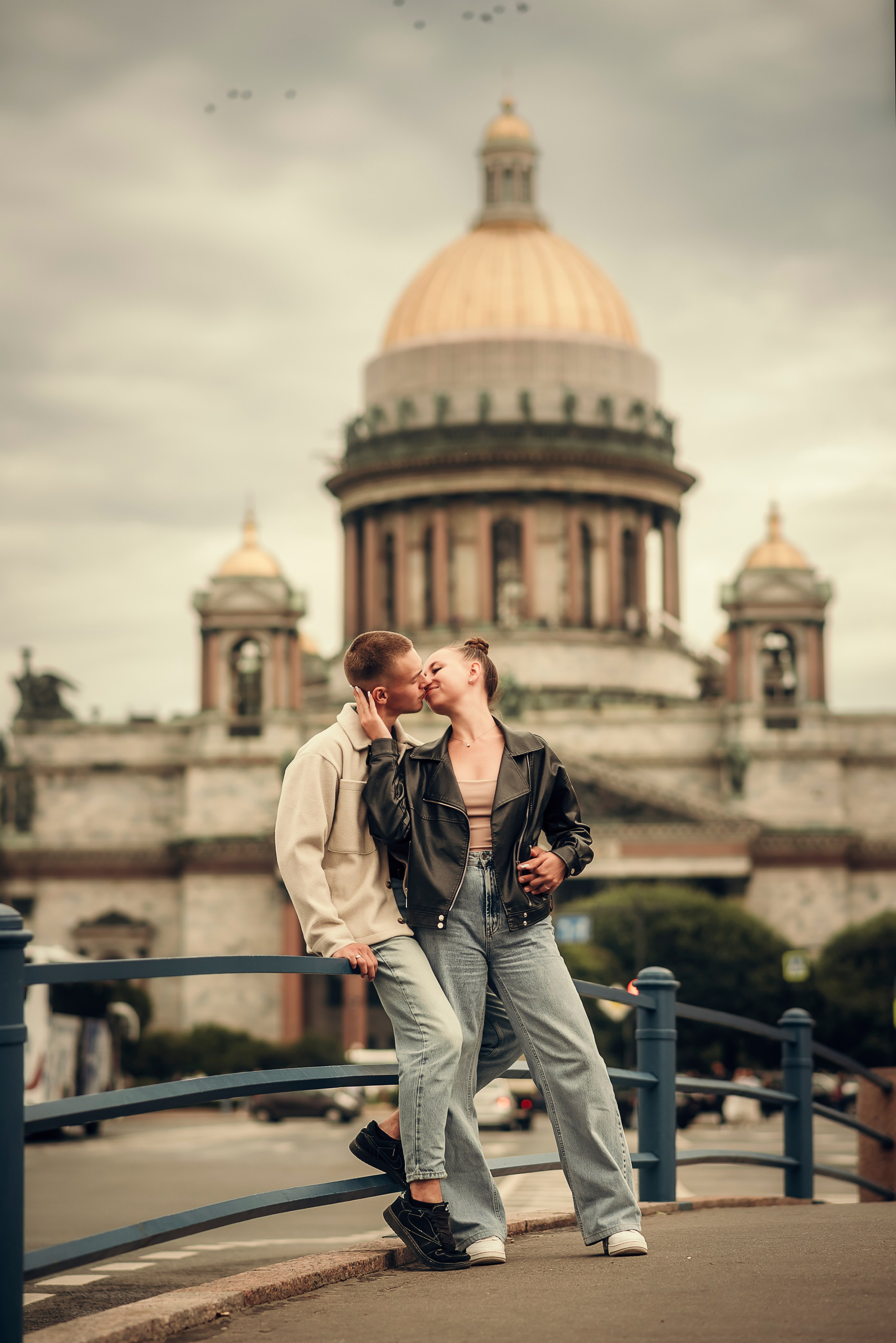 Вика и Никита, летняя фотосессия на Исаакиевской площади. Фотограф в Санкт- Петербурге Мария Золотарь