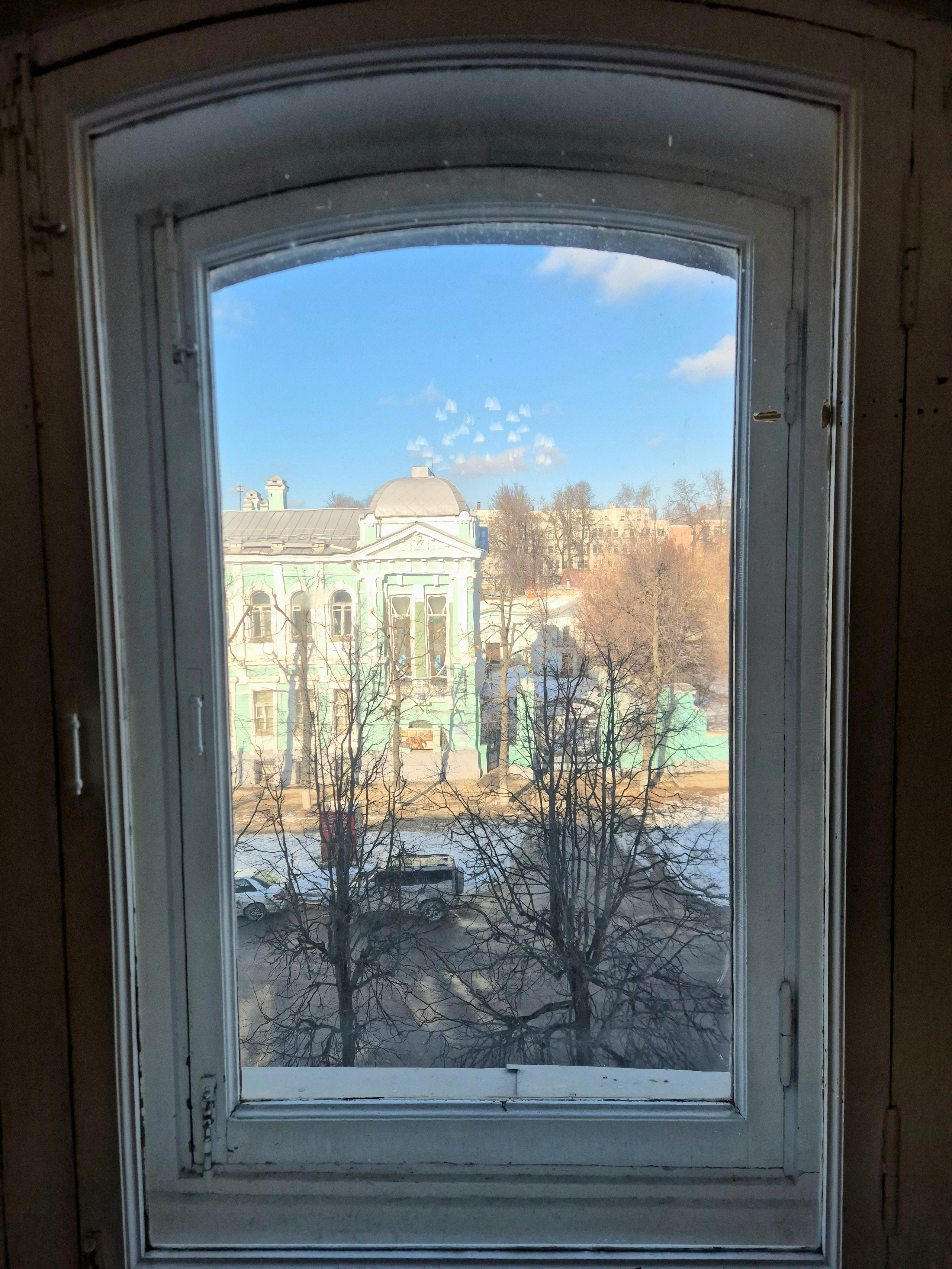 Вид из окна музея на здание особняка И.Бурылина.