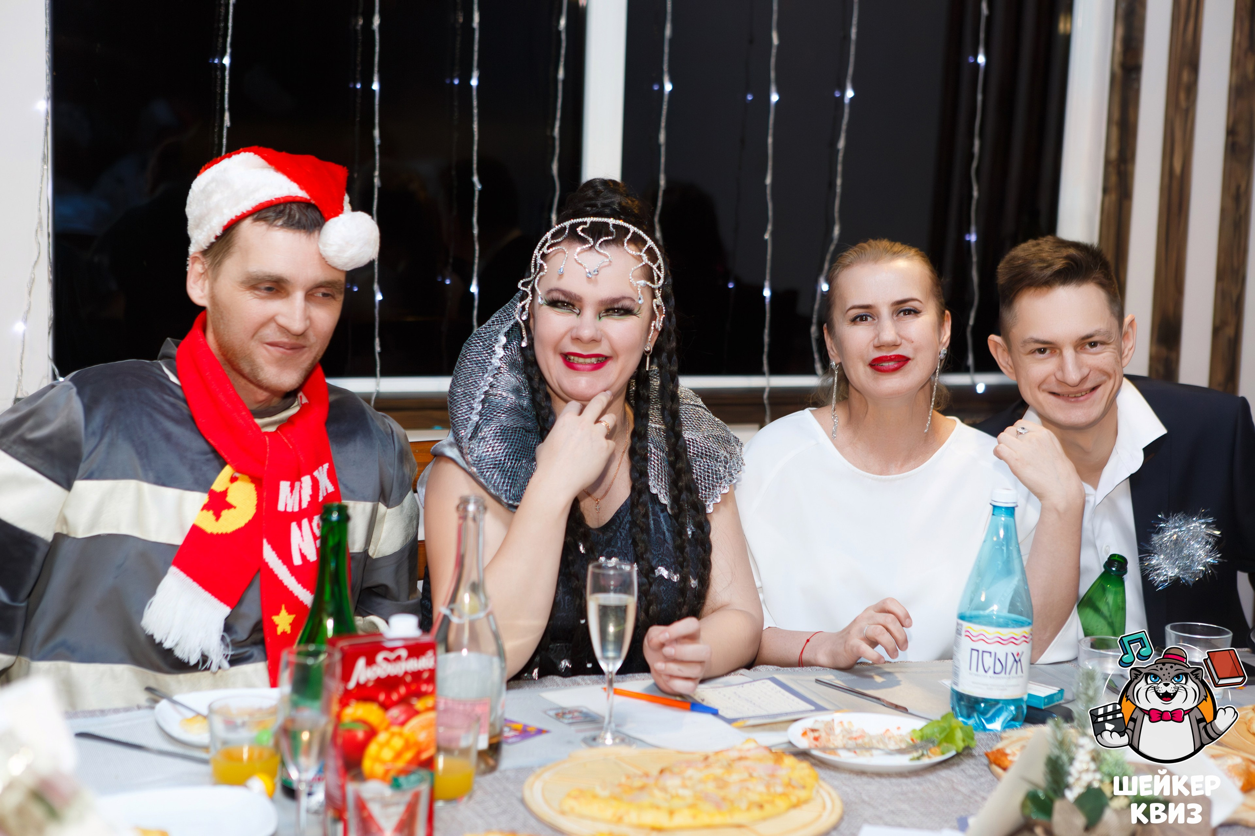 Фотосессия новогоднего квиза: команда в праздничных костюмах