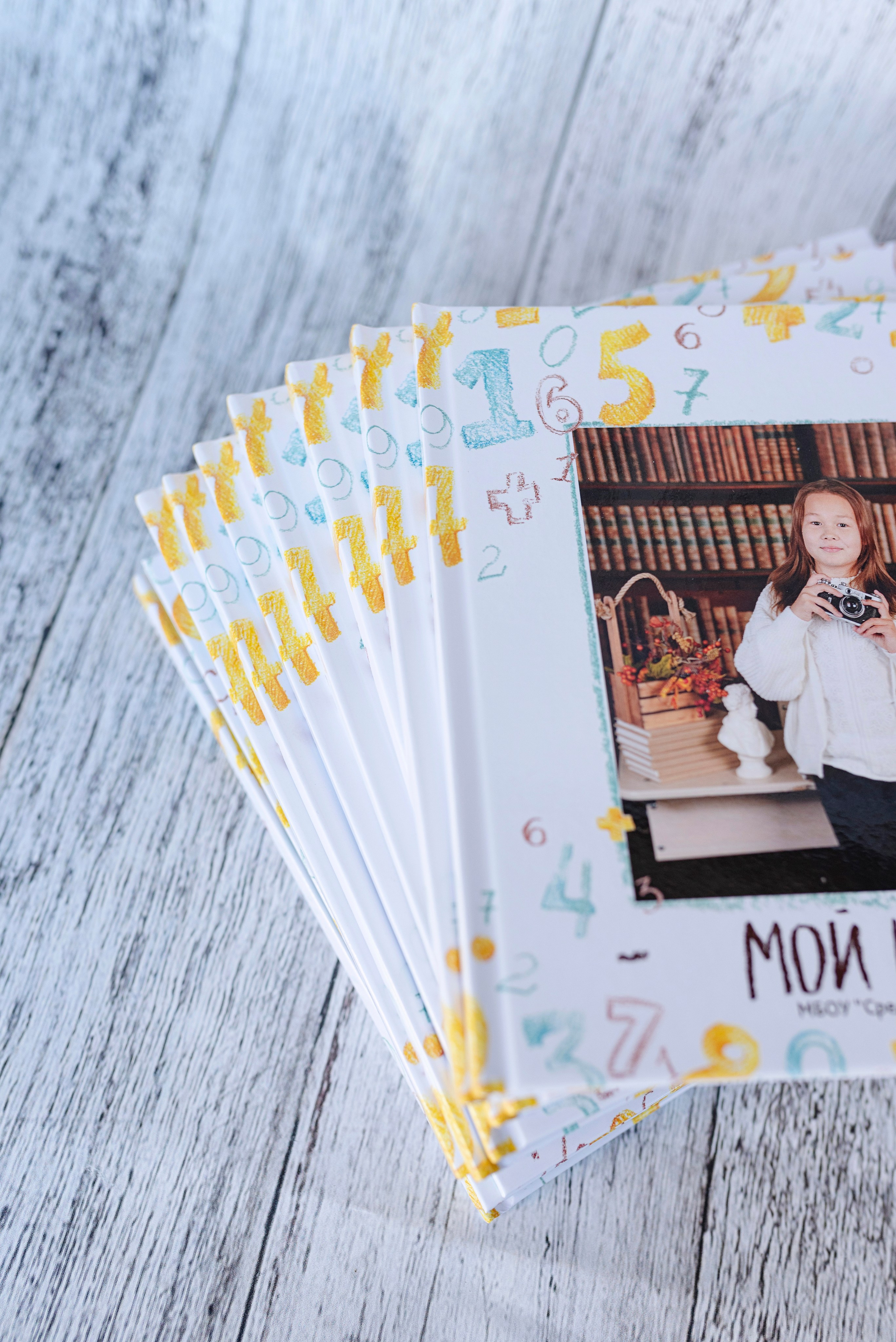 Студийная съёмка для выпускных альбомов и фотокниг в Сургуте