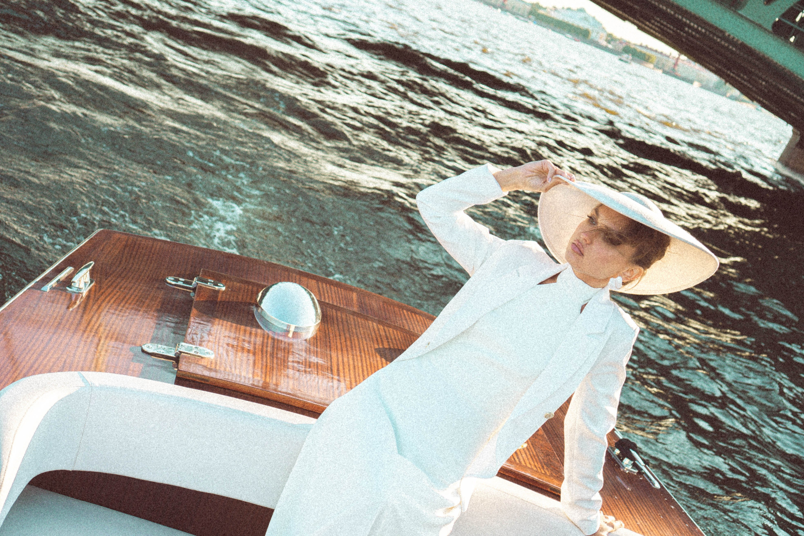 СВАДЕНБНАЯ СЬЕМКА НА КАТЕРЕ ПО КАНАЛАМ САНКТ-ПЕТЕРБУРГА И В АКВАТОРИИ НЕВЫ. Профессиональный фотограф, Санкт-Петербург — Виктория Богомолова