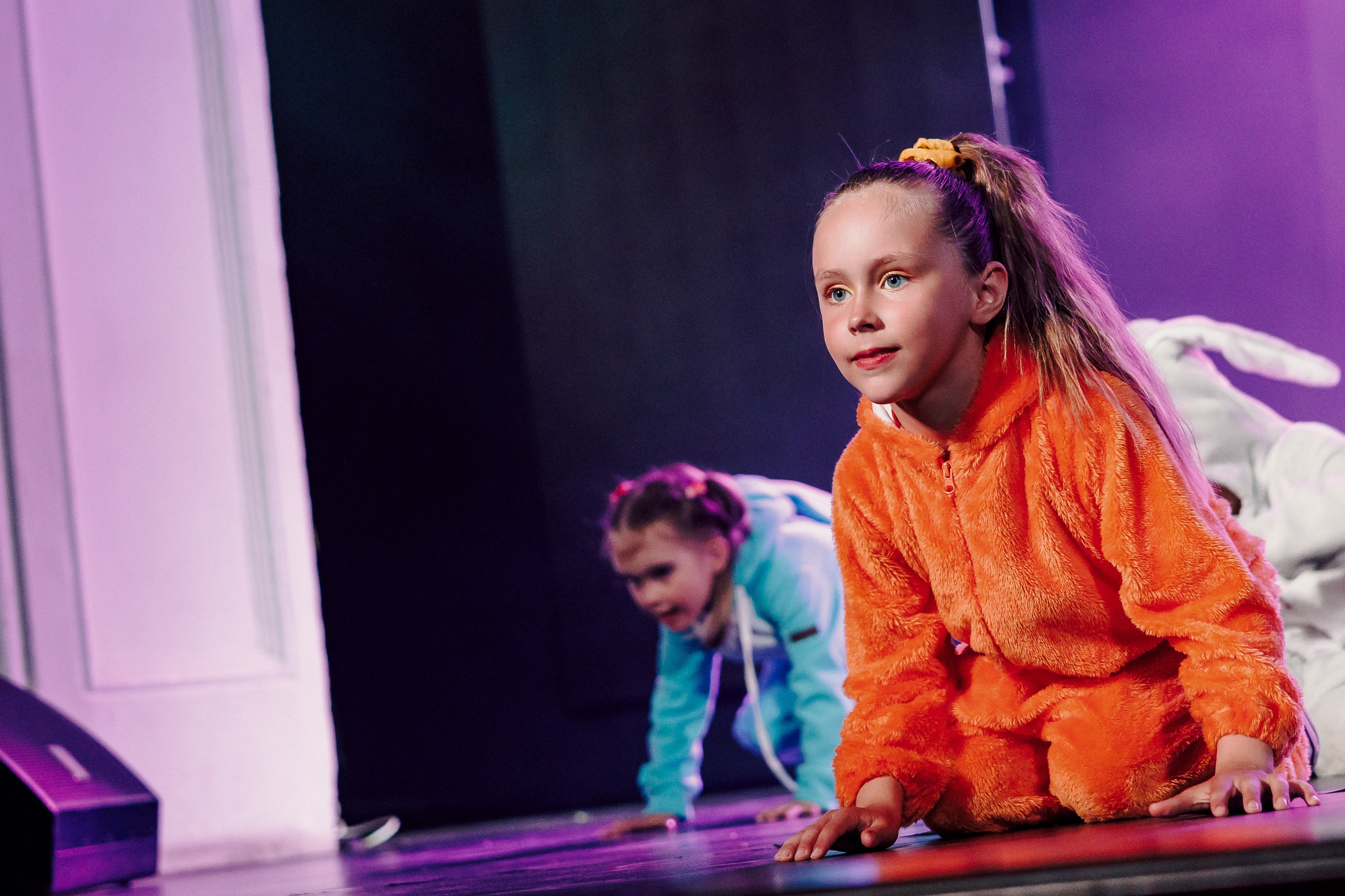 Отчётный концерт танцевальной школы «Red Rabbits» 2025. Лёшка Варзегов — фотограф