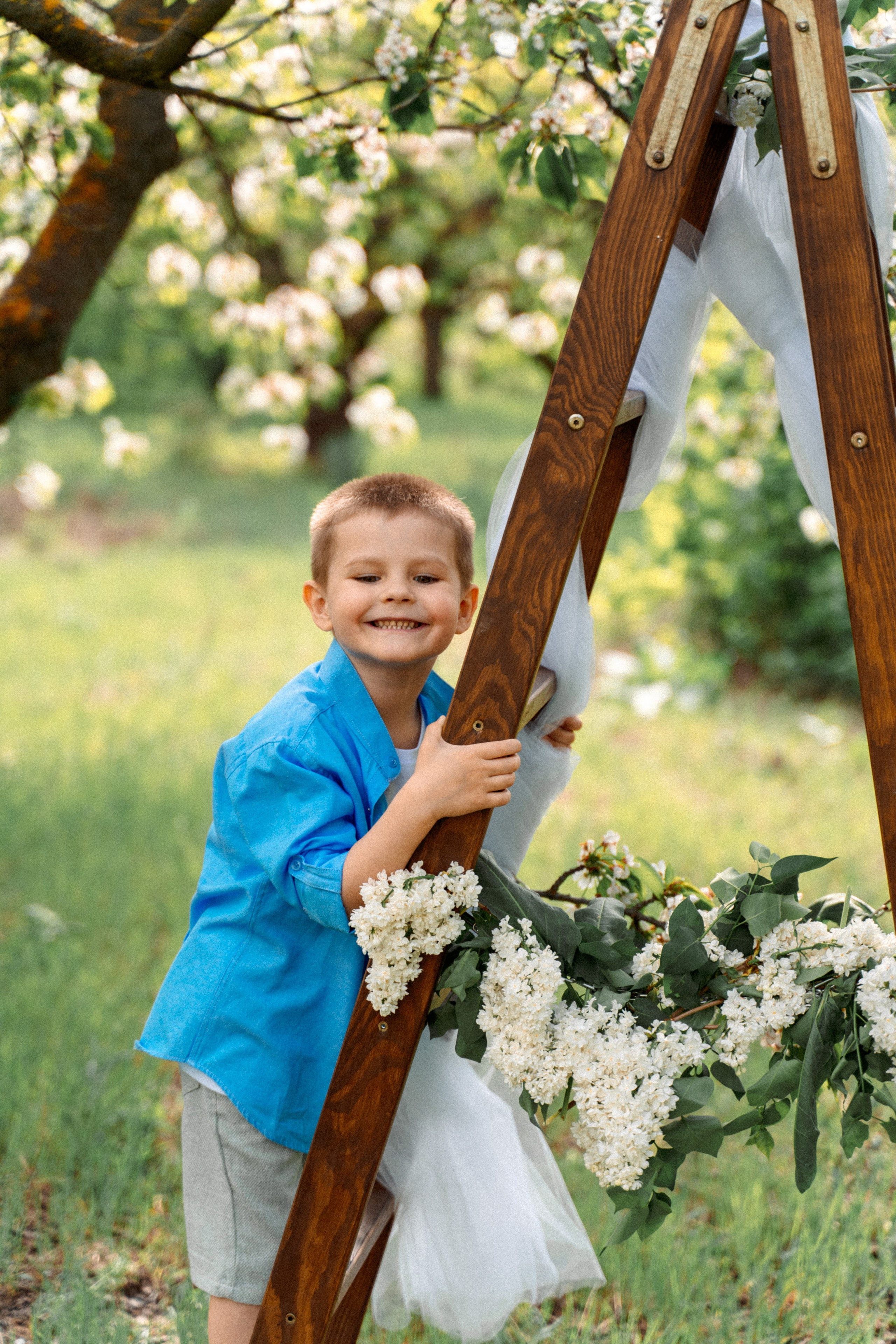 Сава и Ася в цветущем саду. Семейный фотограф Новочеркасск