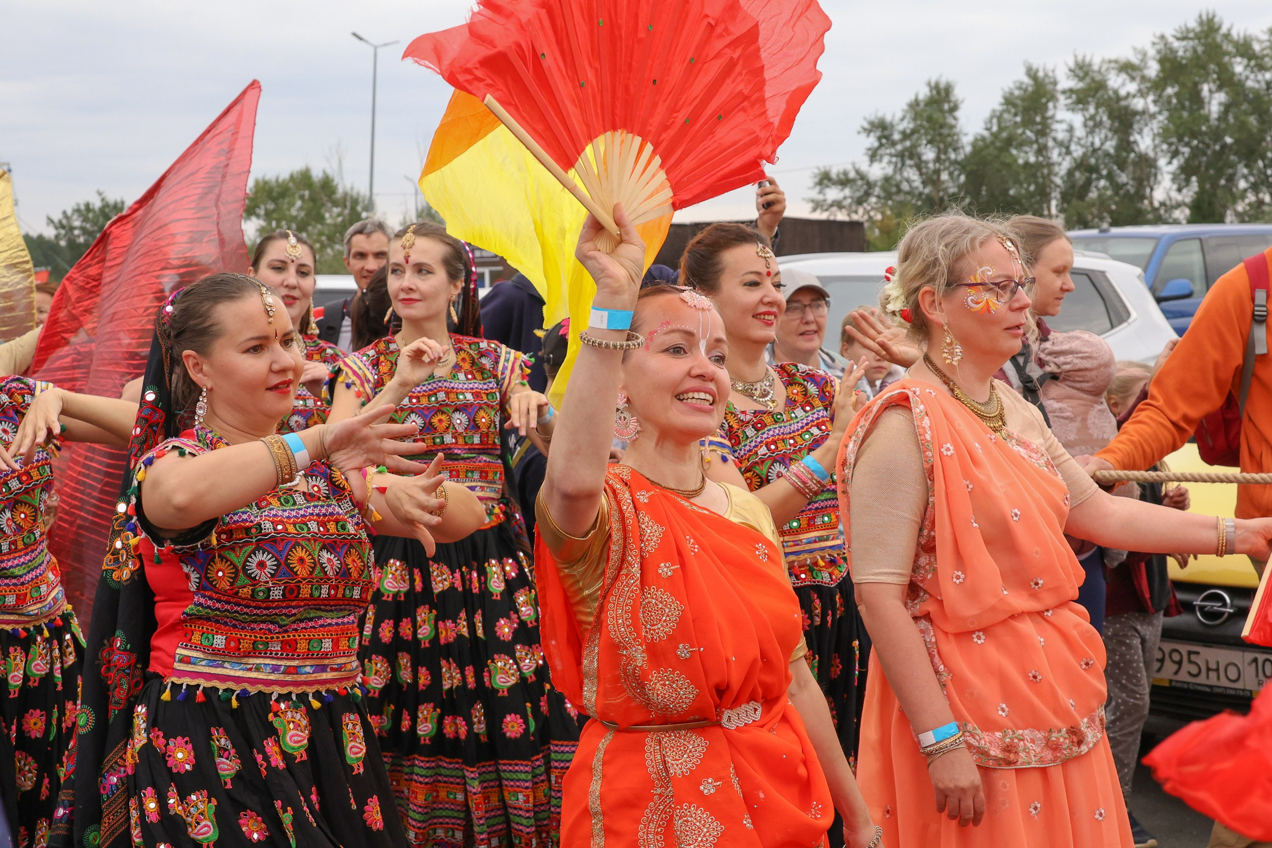 Женщины в национальных индийских костюмах на фестивале в СК Чекерил