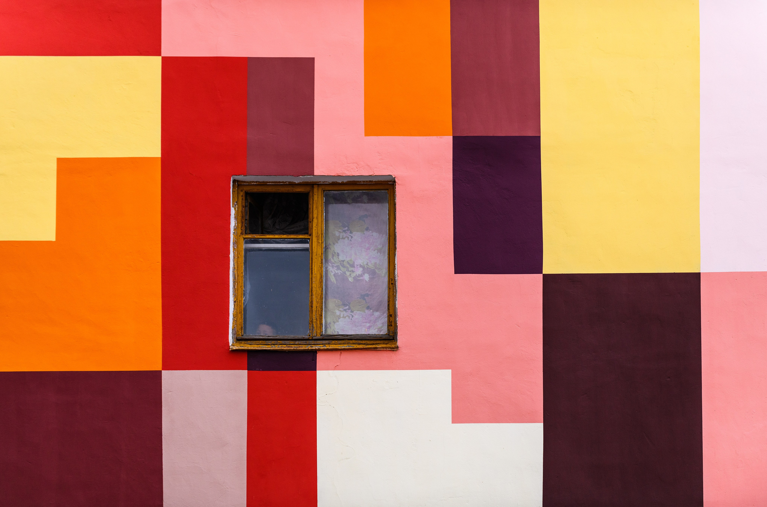 Эта фотография сделана в городе Нижний Новгород. Было грустно смотреть на глаза мальчика в единственном и старом окне на креативно раскрашеной торцевой стене дома