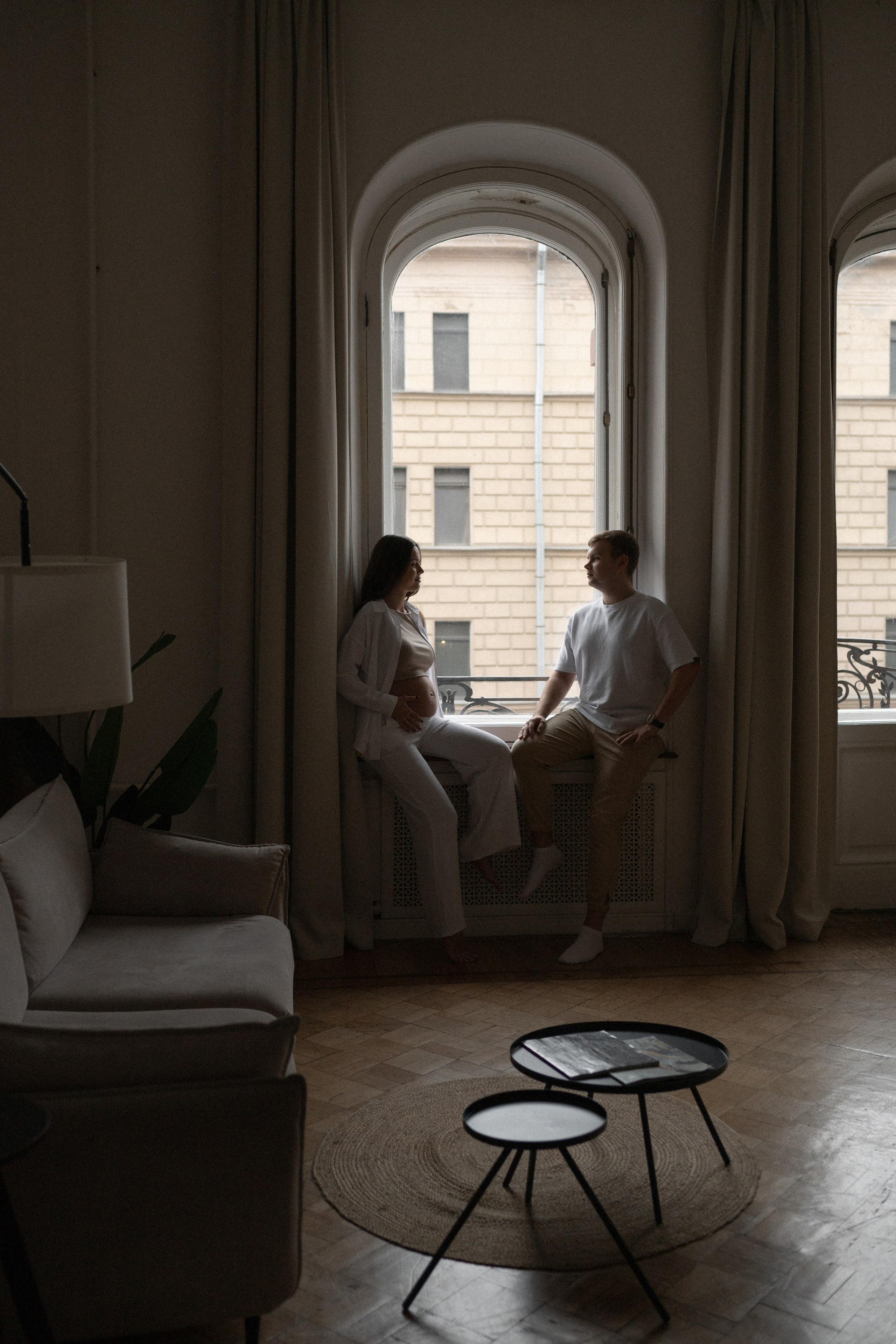 лаконичная фотосессия беременности в фотостудии