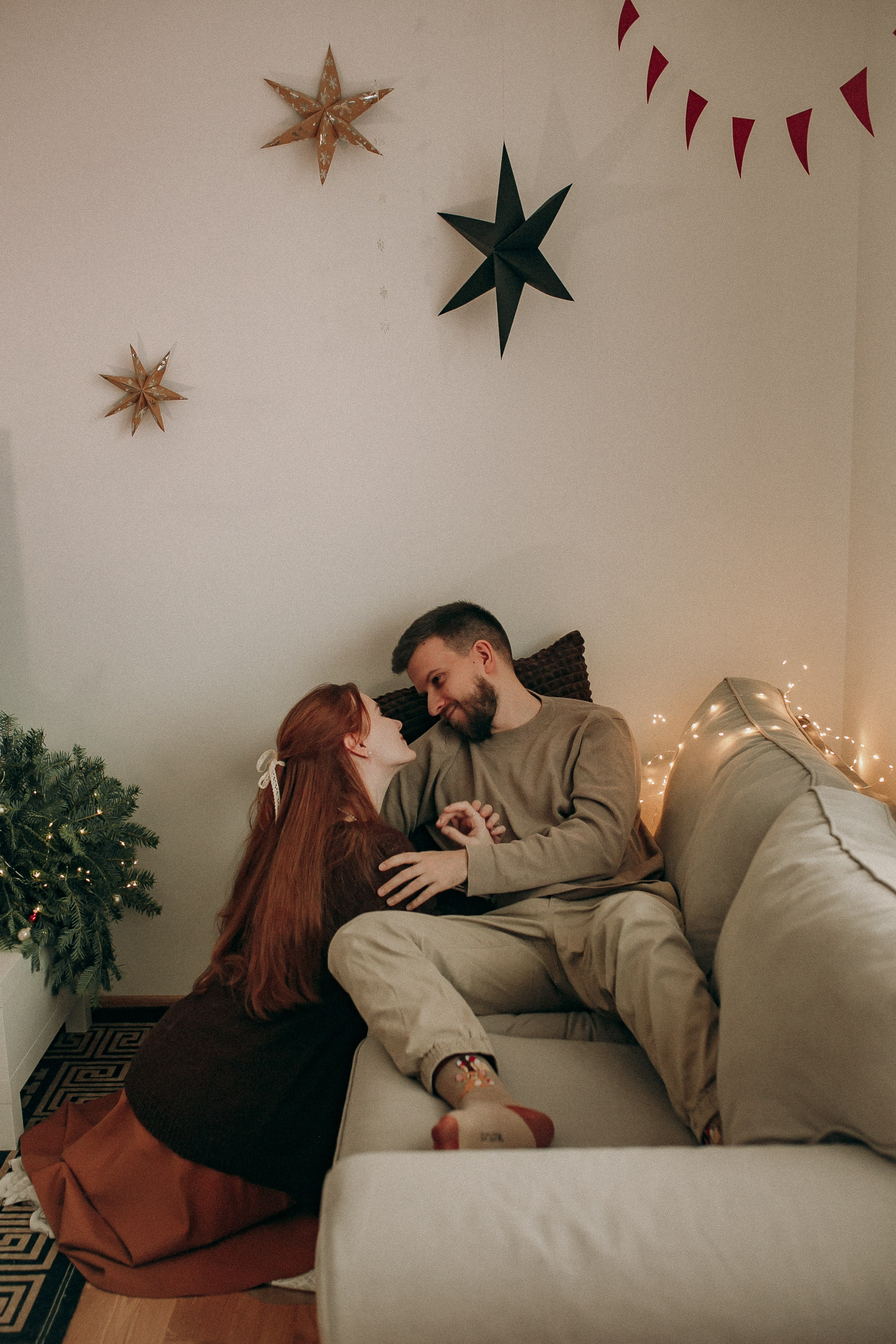 Влюблённая пара в Рождественом интерьере. Парная фотосессия в уютной квартире с рождественским настроением.
