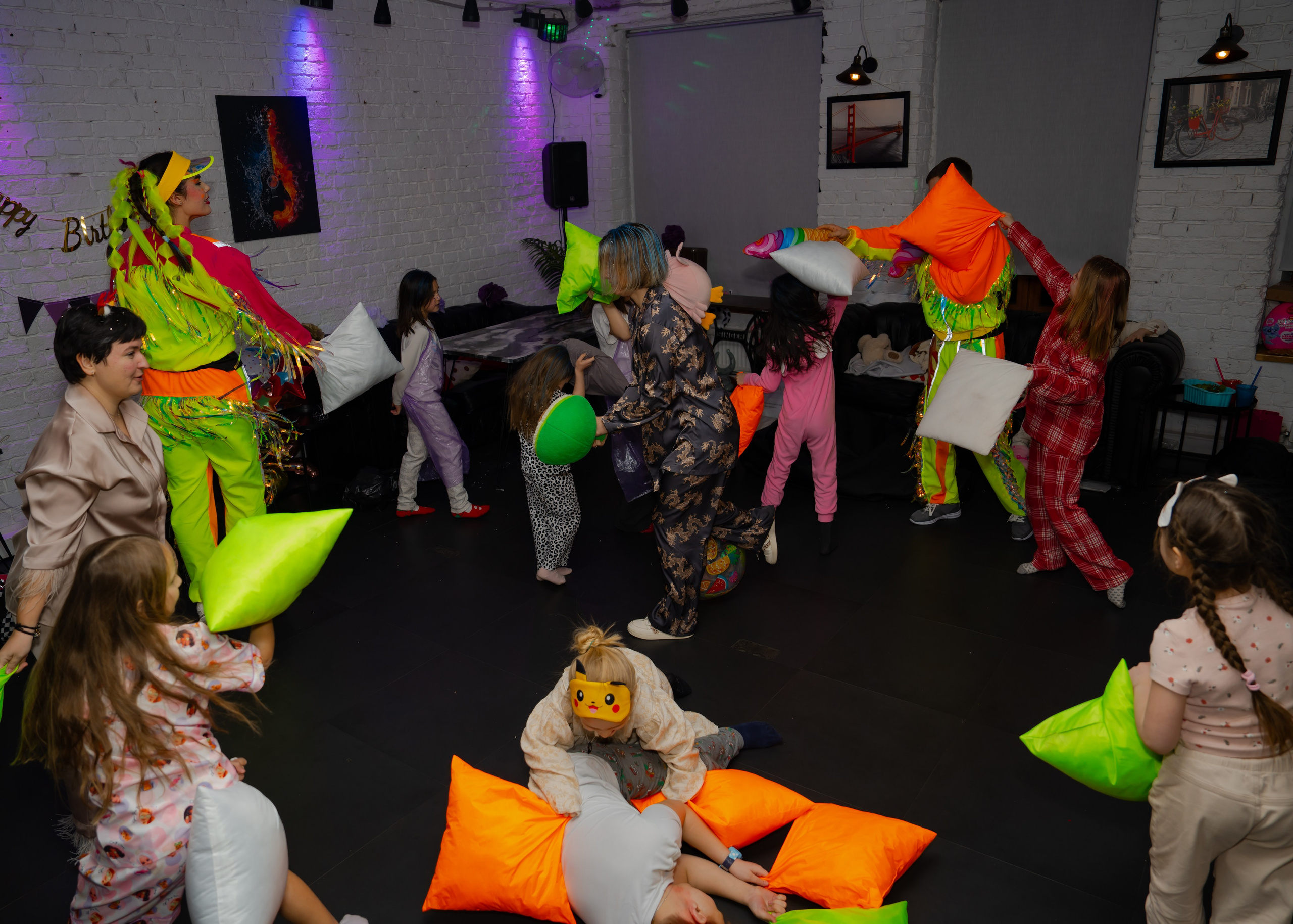 Битва подушками. Крамер Юлиана детский и семейный фотограф