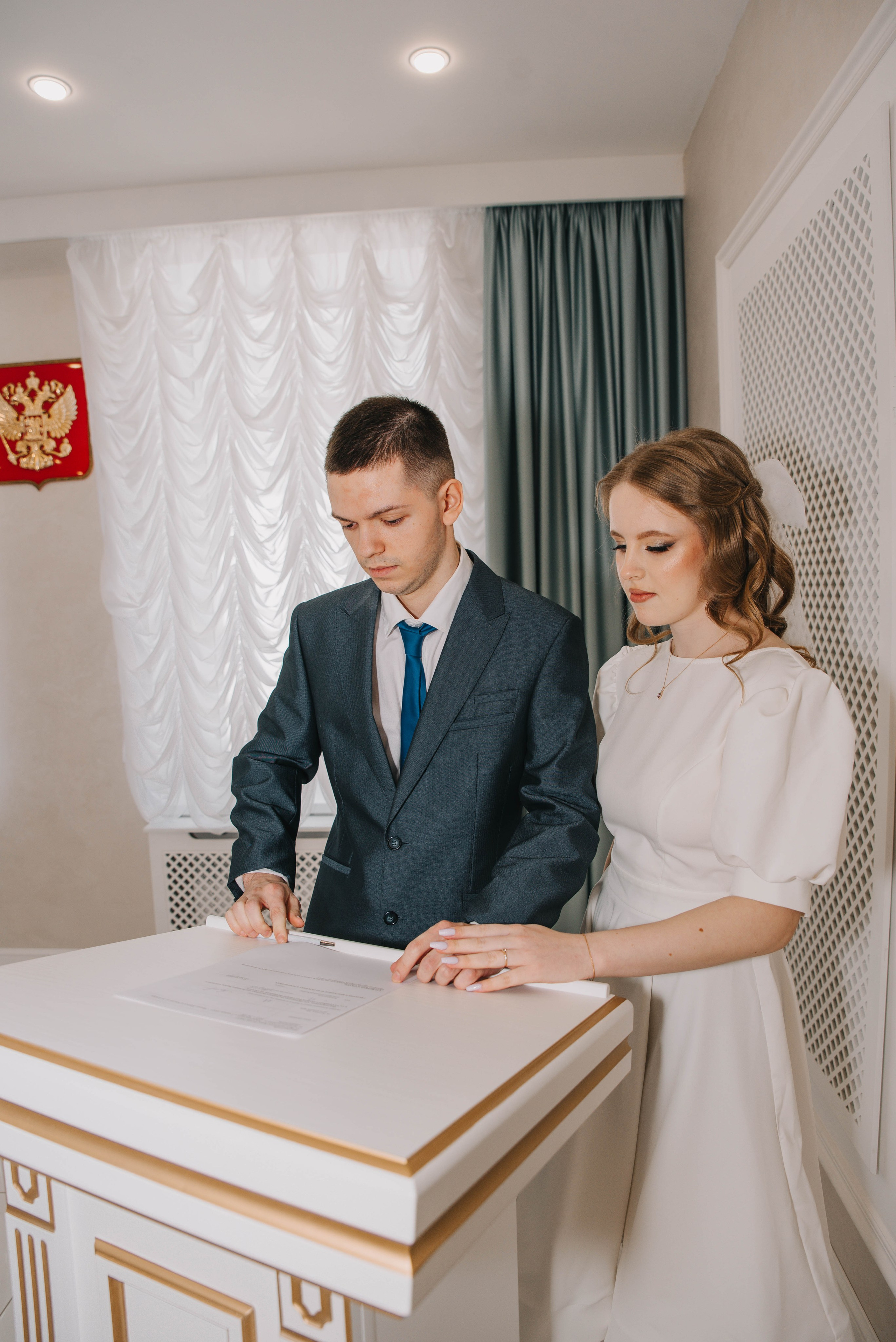 жених и невеста ставят подписи 