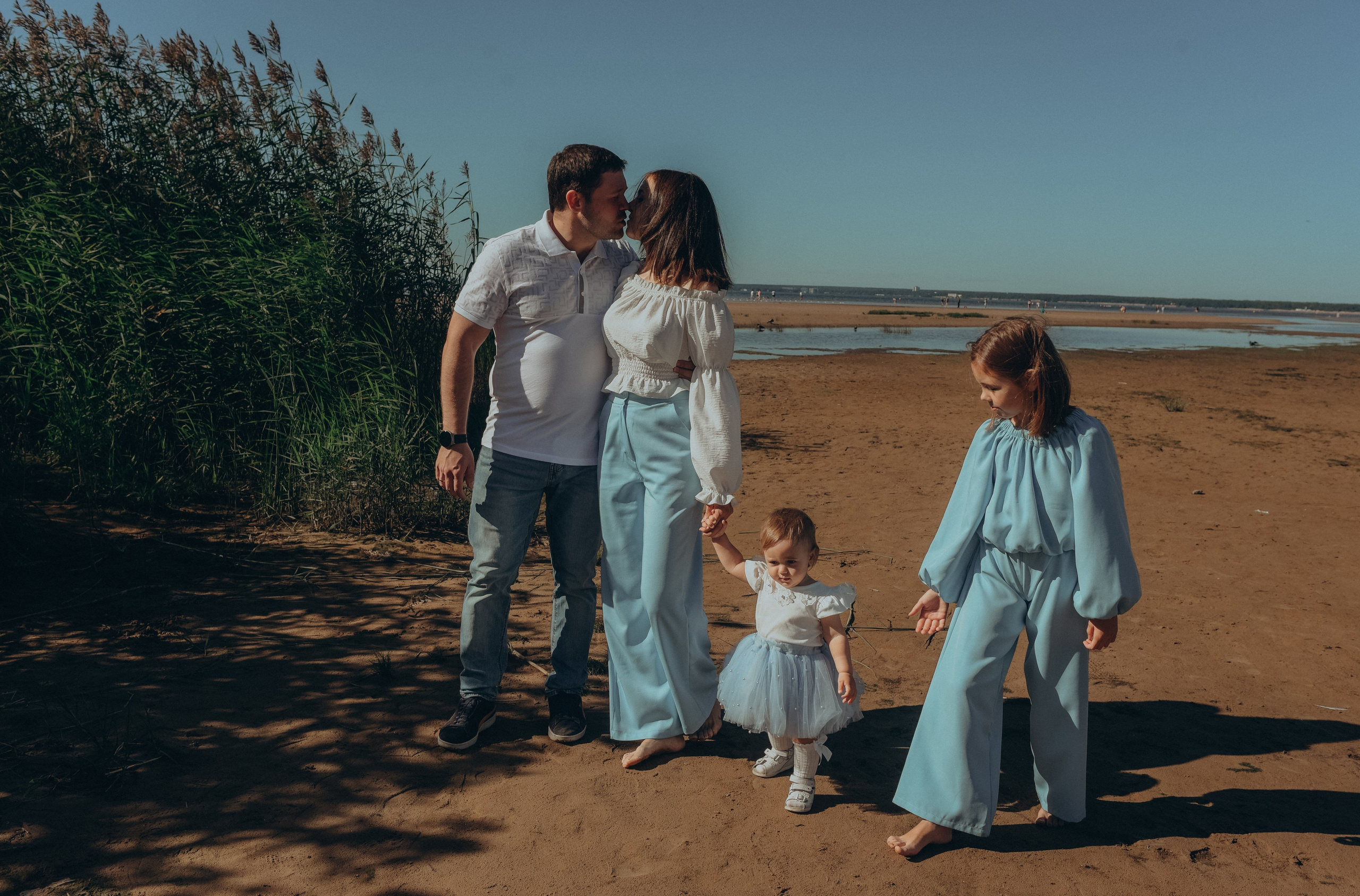 Семейная фотопрогулка на заливе. Алена Виталий Илона Ника. Семейный и свадебный фотограф в Санкт-Петербурге Яна