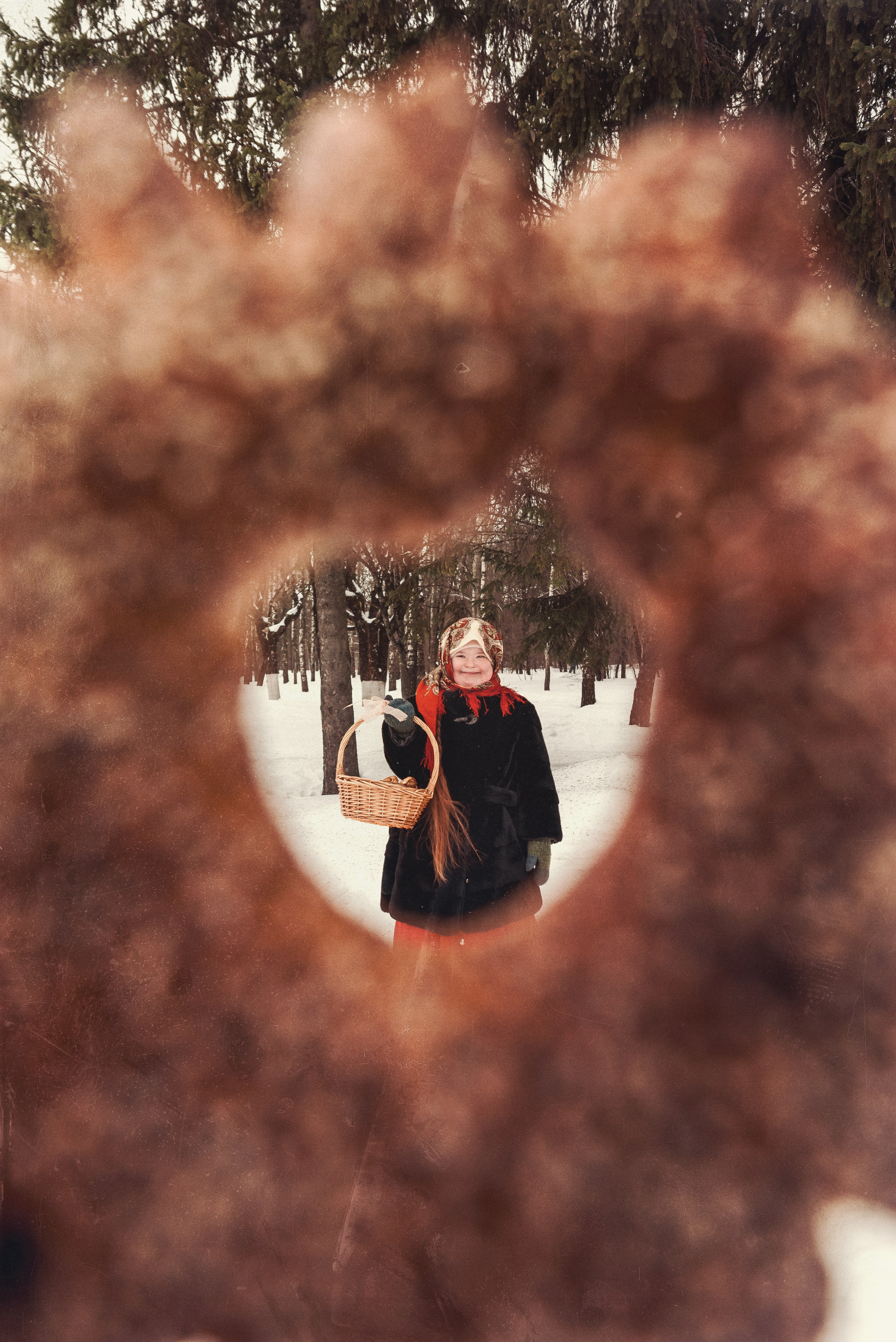 Варя и волк — по мотивам красной шапочки. Фотограф Крещение Венчание Москва