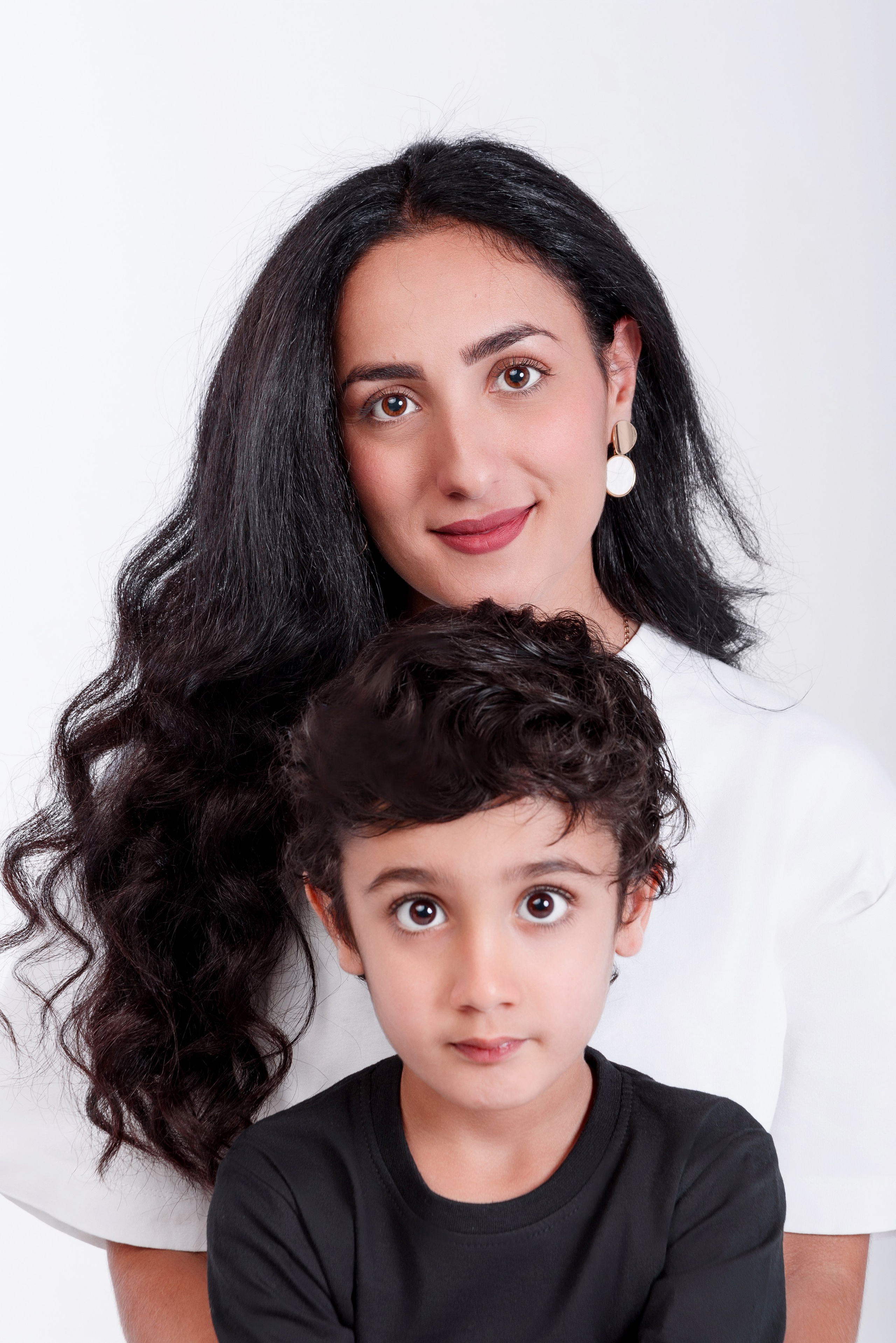 Мама с ребёнком. Студийная фотосессия на циклораме, на белом фоне. Сочи