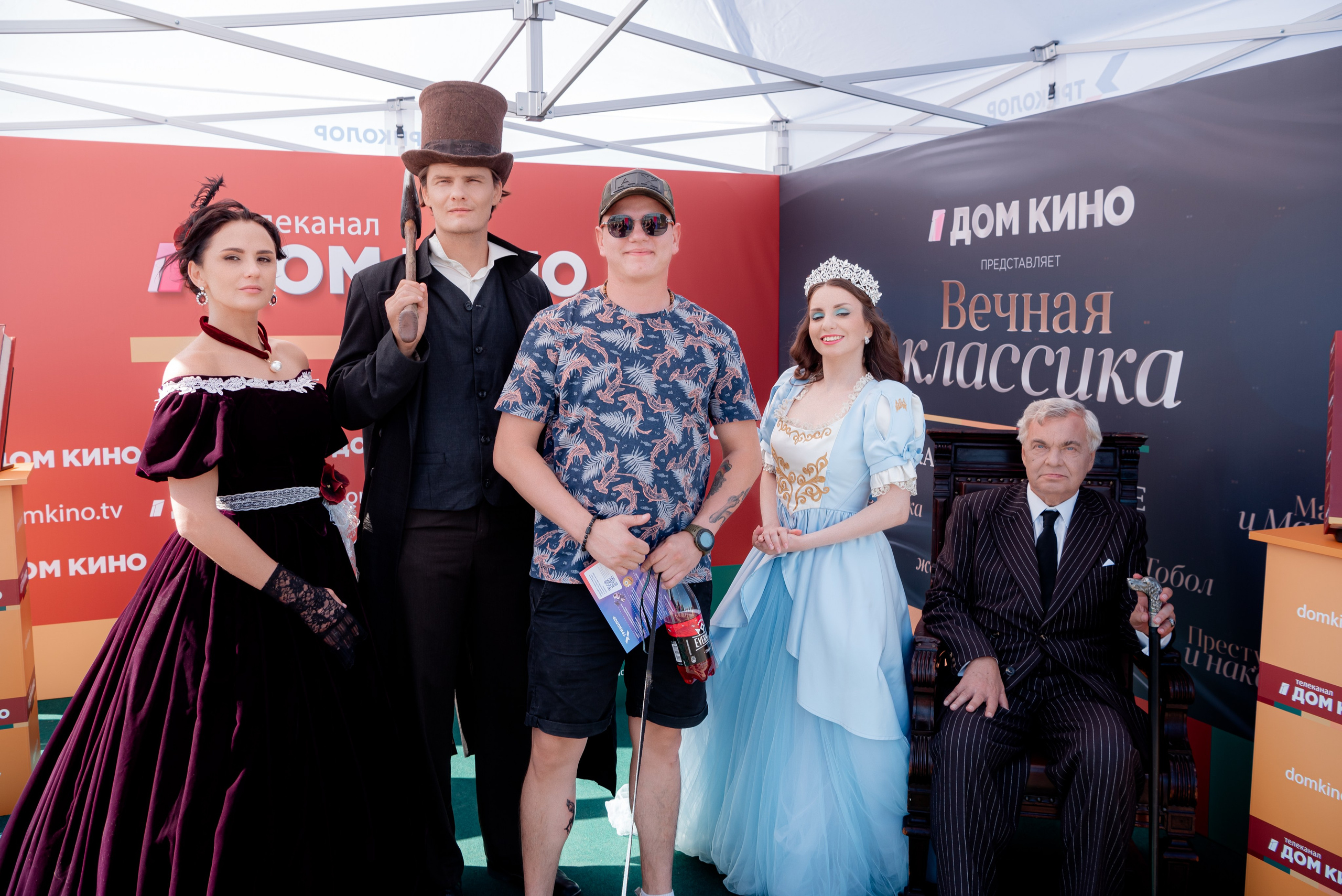 Портретные фото с артистами в палатке Триколор Дом Кинов на день города Волгоград. Фотограф в Волгограде и Волжском Александр Горбань