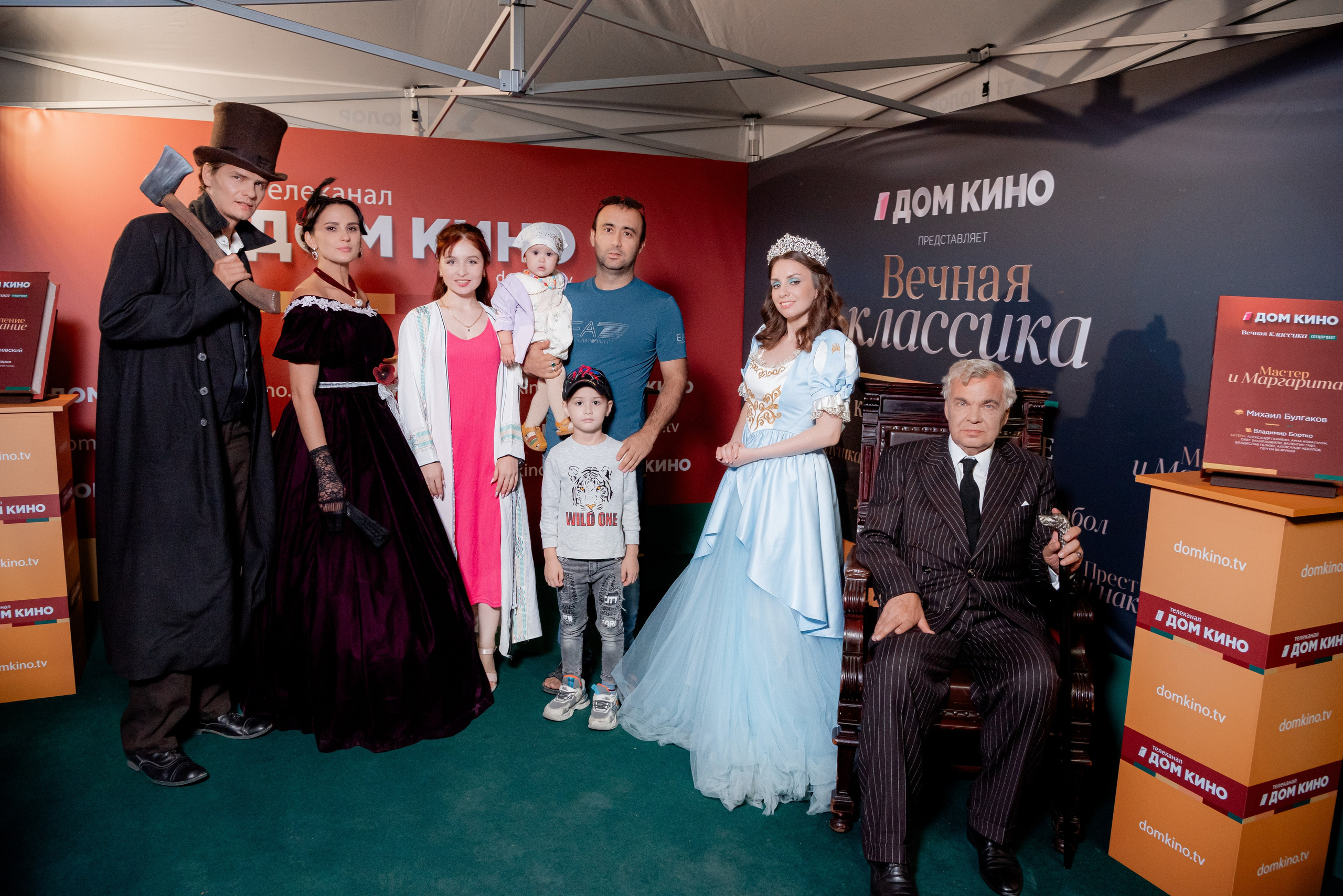 Портретные фото с артистами в палатке Триколор Дом Кинов на день города Волгоград. Фотограф в Волгограде и Волжском Александр Горбань