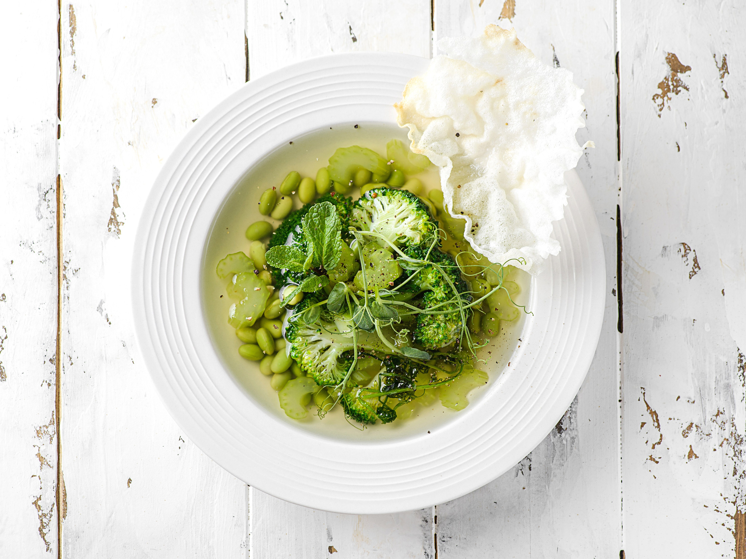 Вегетарианский суп с овощами и бобами эдамаме