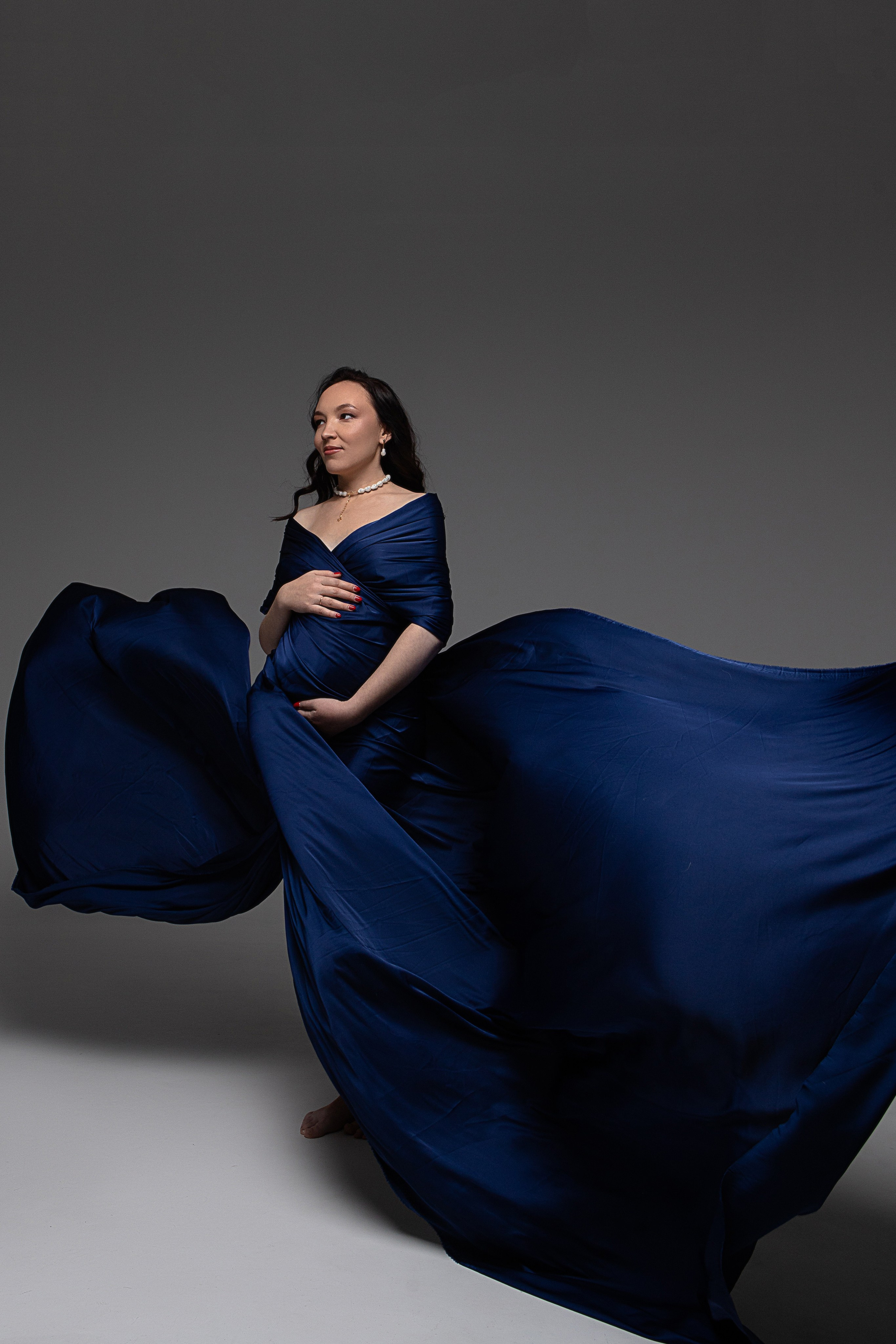 фотосессия беременности в тканях. Беременные в ткани. Беременная фотосессия с летящими тканями. Фотограф беременности в иркутске. Фотосессия беременных в студии. Студийная фотосессия Иркутск. Беременные фотосессии в Иркутске. фотограф беременных. Студийный фотограф